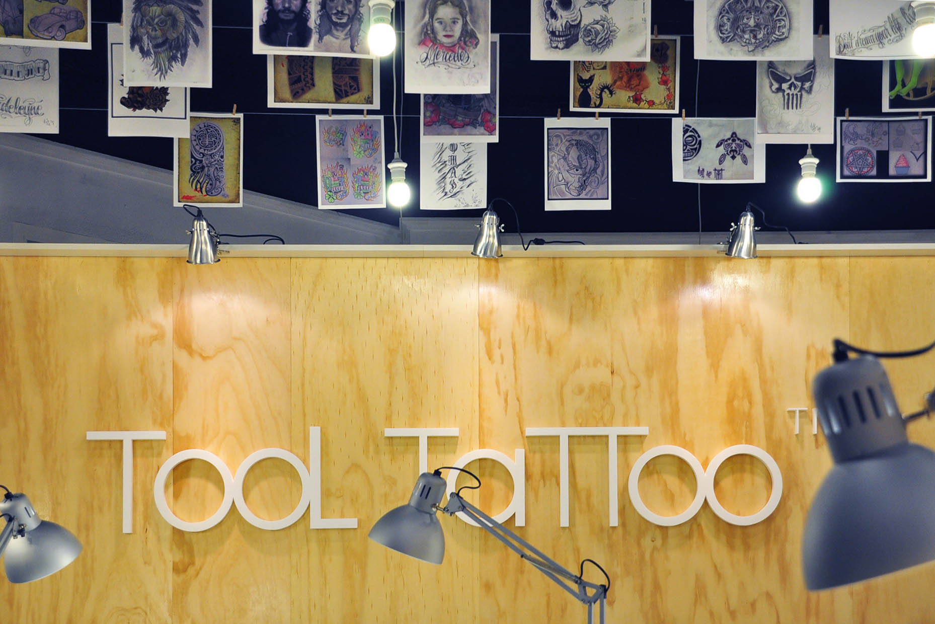 Logotipo corpóreo realizado en corcho blanco sobre tabique de madera