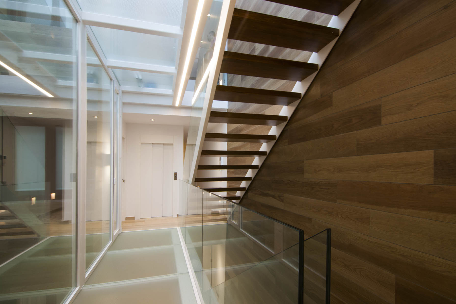 Interiorismo y reforma de vivienda unifamiliar , zona escalera abierta