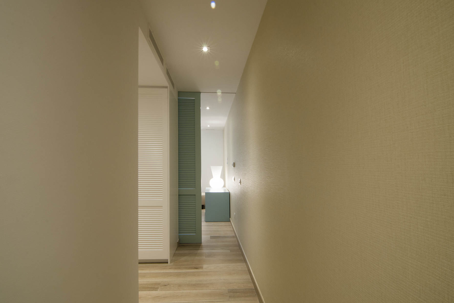 Interiorismo y reforma de vivienda unifamiliar, detalle puerta mallorquina interior