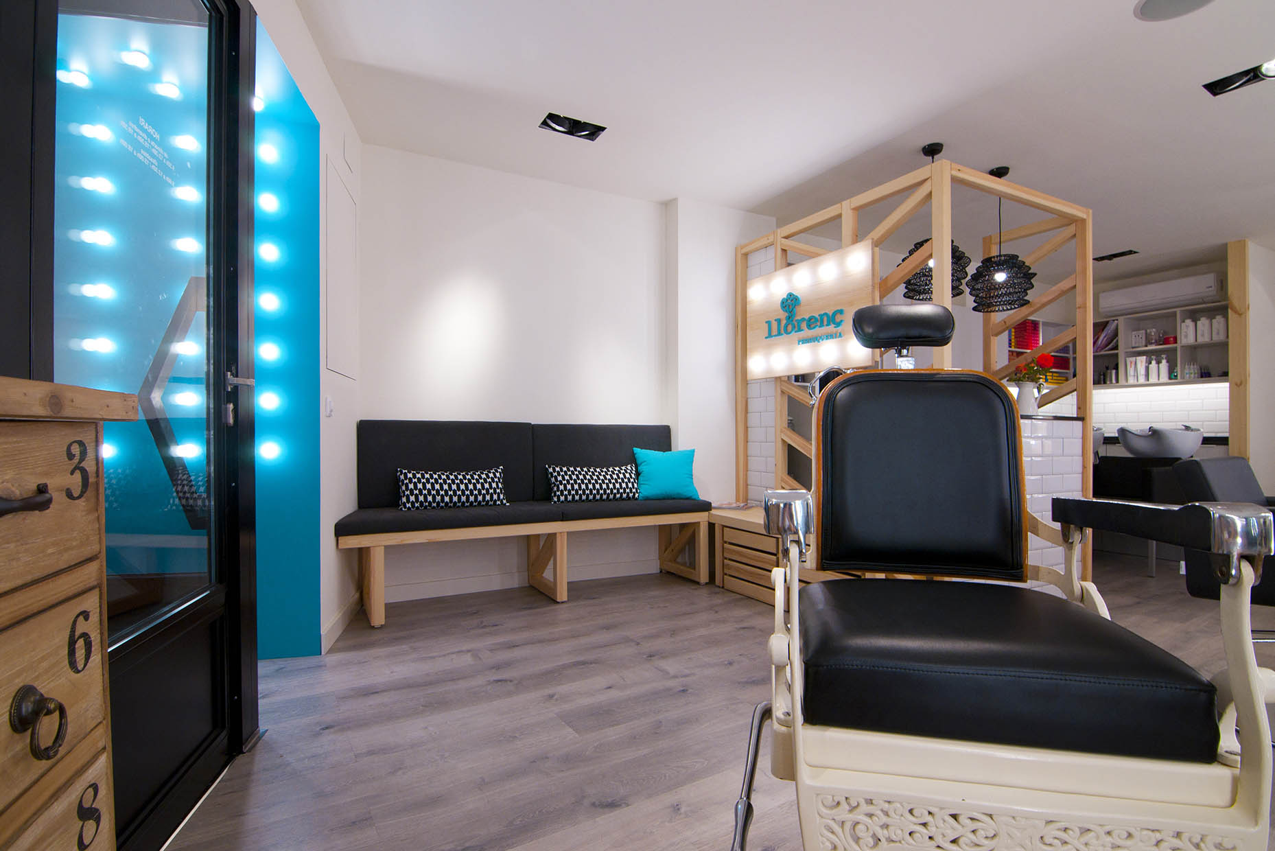 Zona de espera de estilo campestre realizada en madera maciza de pino con acabado mate.