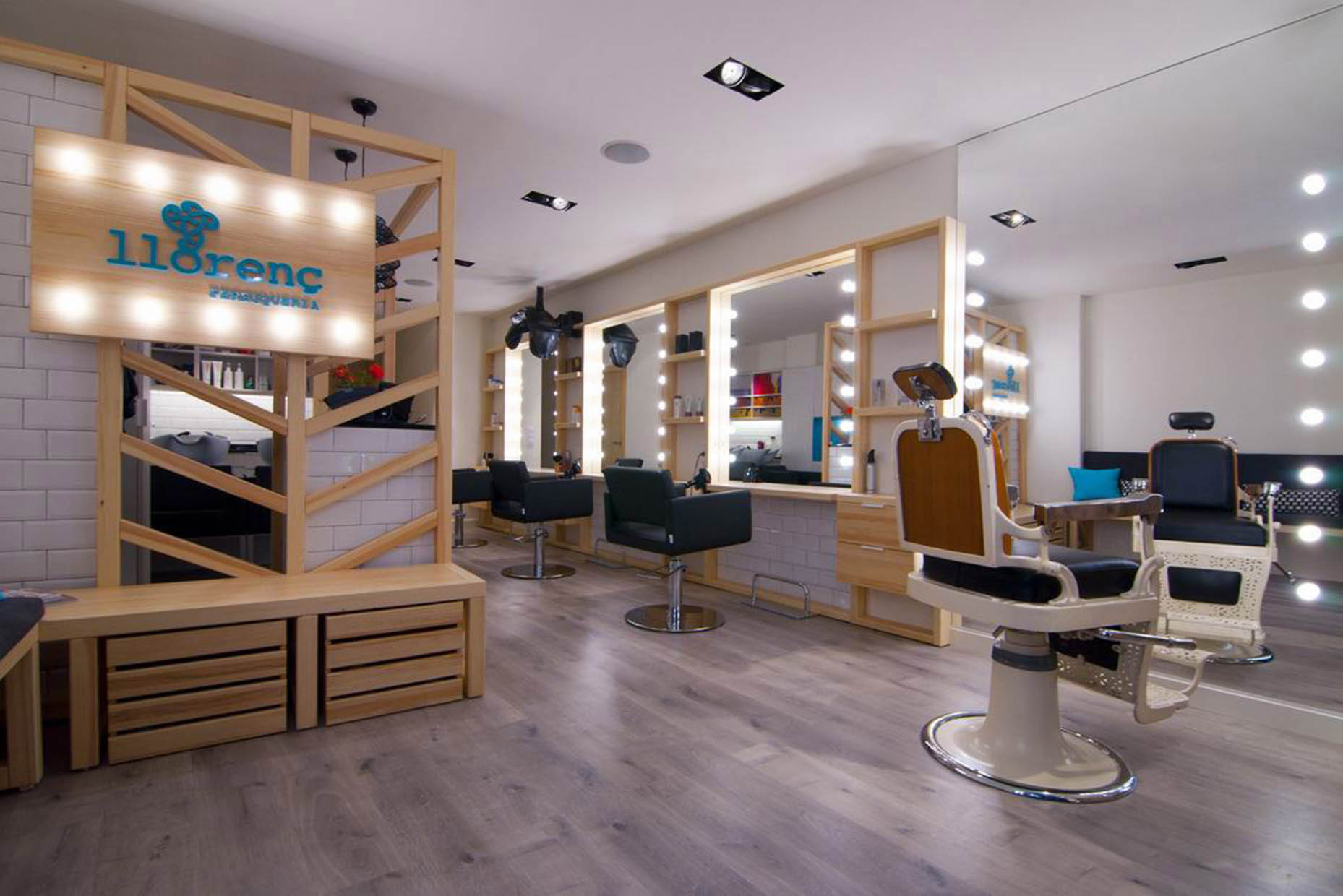 Especialistas en diseño de peluquería. Interiorismo comercial, reforma locales comerciales.  Creamos negocios diferentes, competitivos y únicos. Proyectos globales de interiorismo, comunicación y diseño de marca.