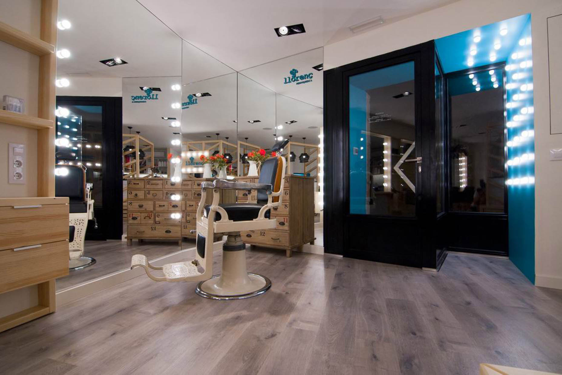 Especialistas en diseño de peluquería. Interiorismo comercial, reforma locales comerciales.  Creamos negocios diferentes, competitivos y únicos. Proyectos globales de interiorismo, comunicación y diseño de marca.