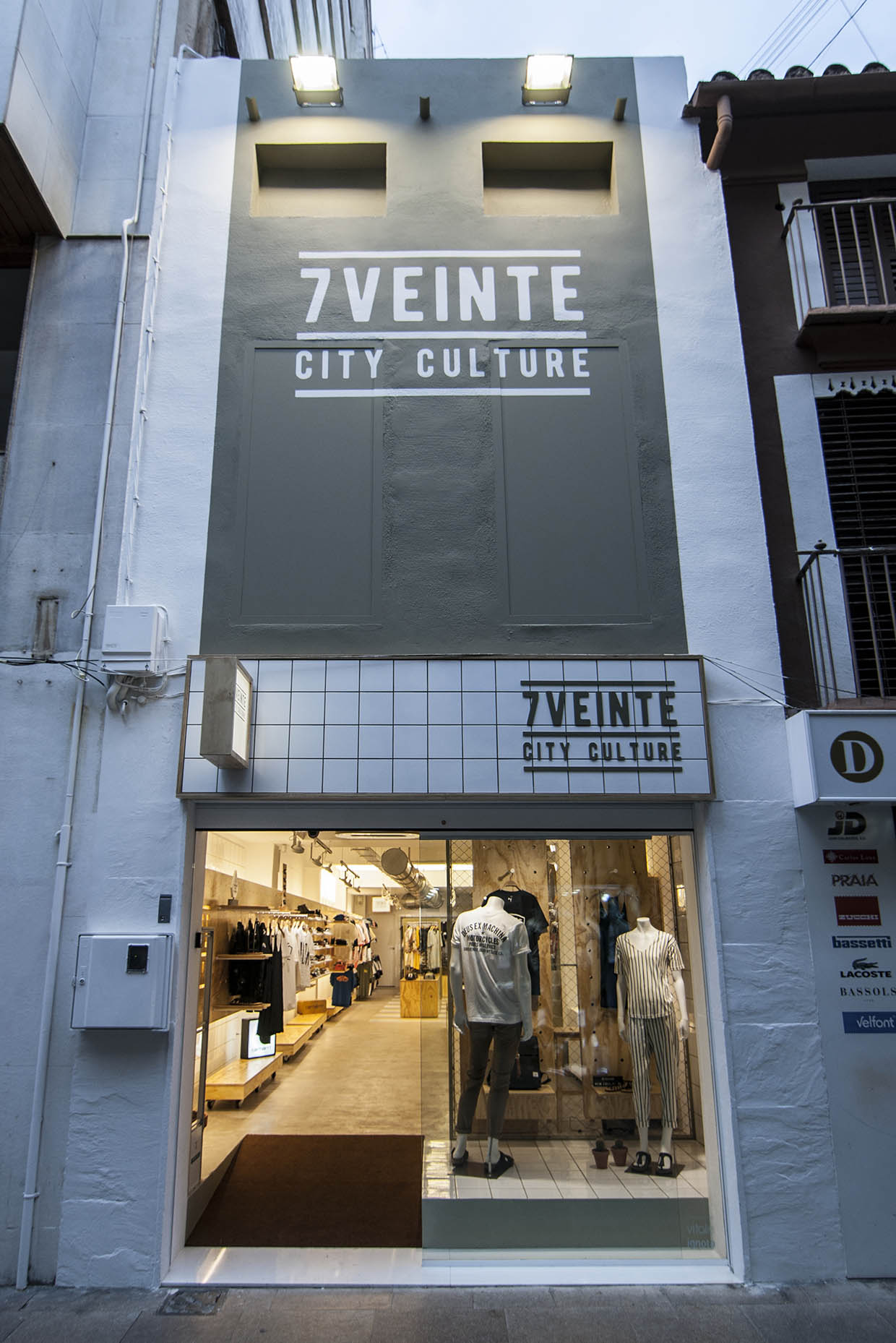 Fachada reformada de tienda de moda