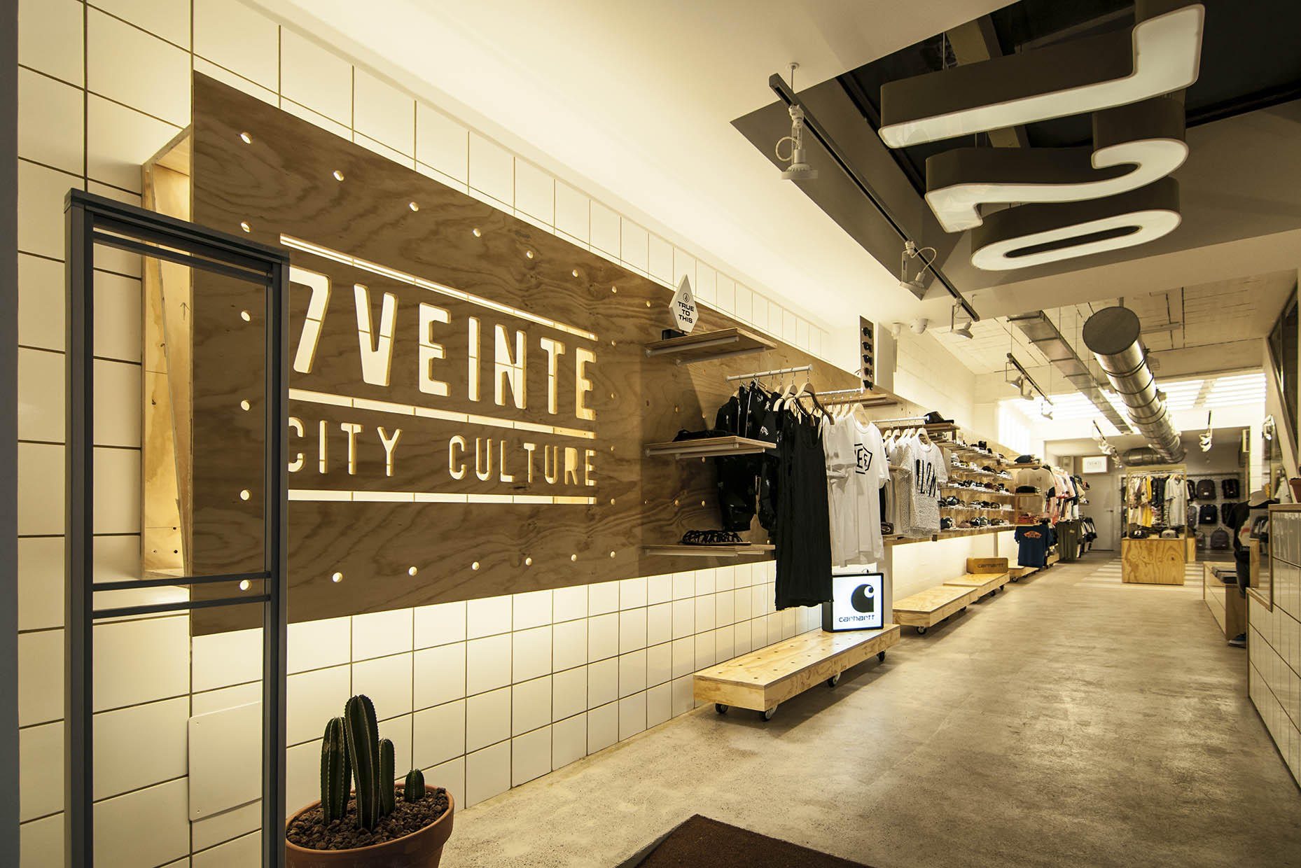 Interiorismo y reforma de tienda de moda, pasillo exposición