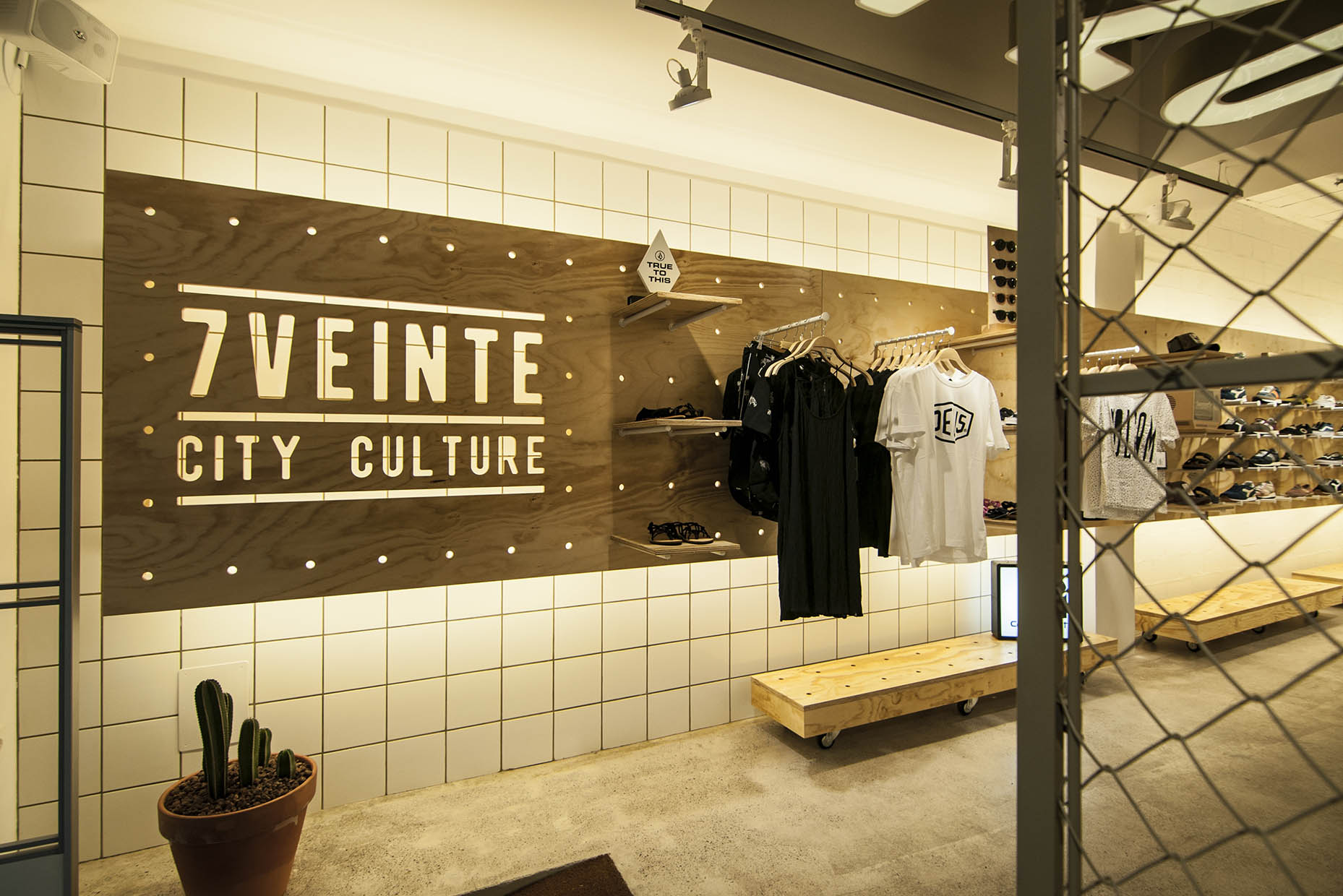 Interiorismo y reforma de tienda de moda, zona entrada