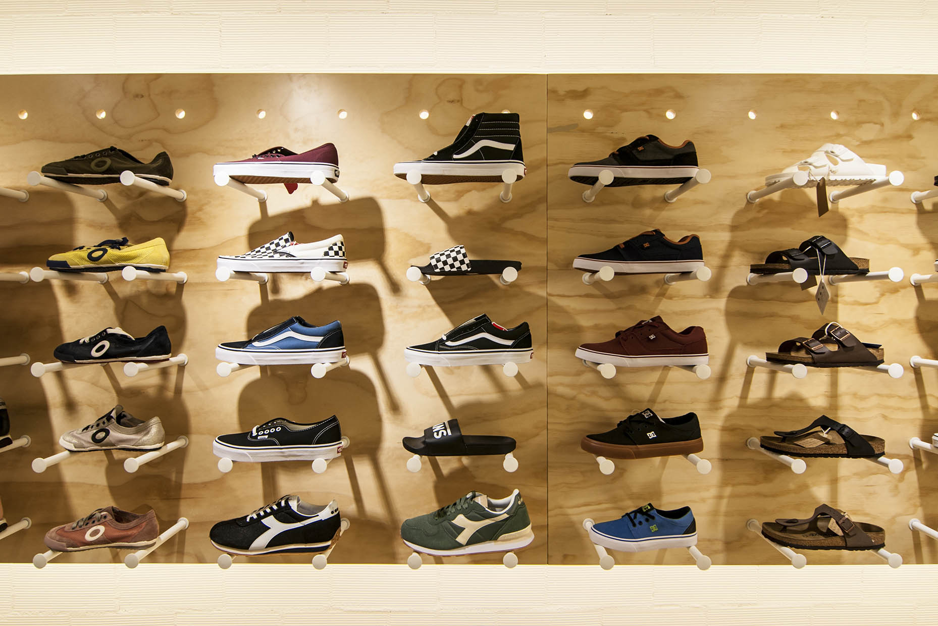 Interiorismo y reforma de tienda de moda, expositor de calzado
