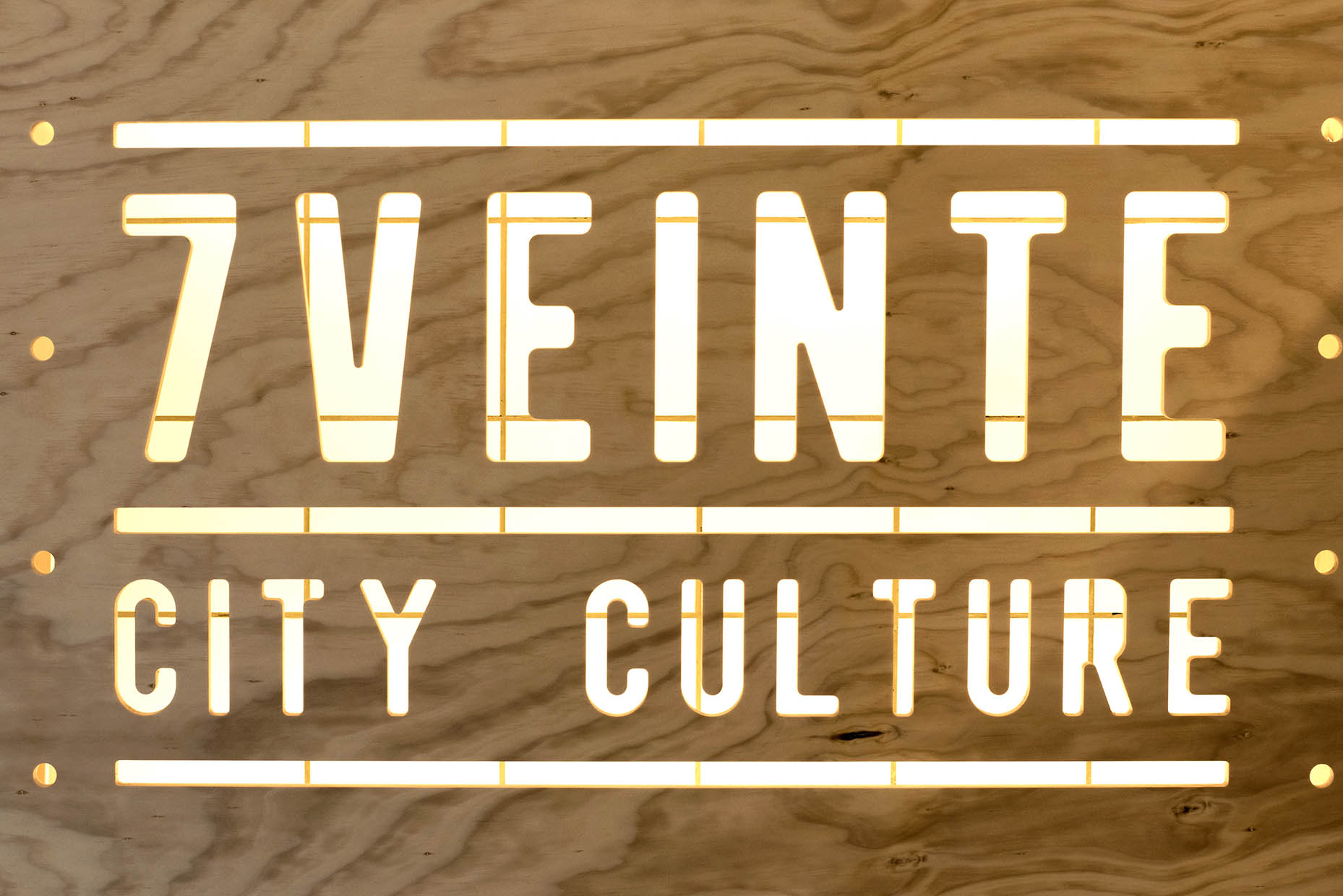 Logotipo calado sieteveinte