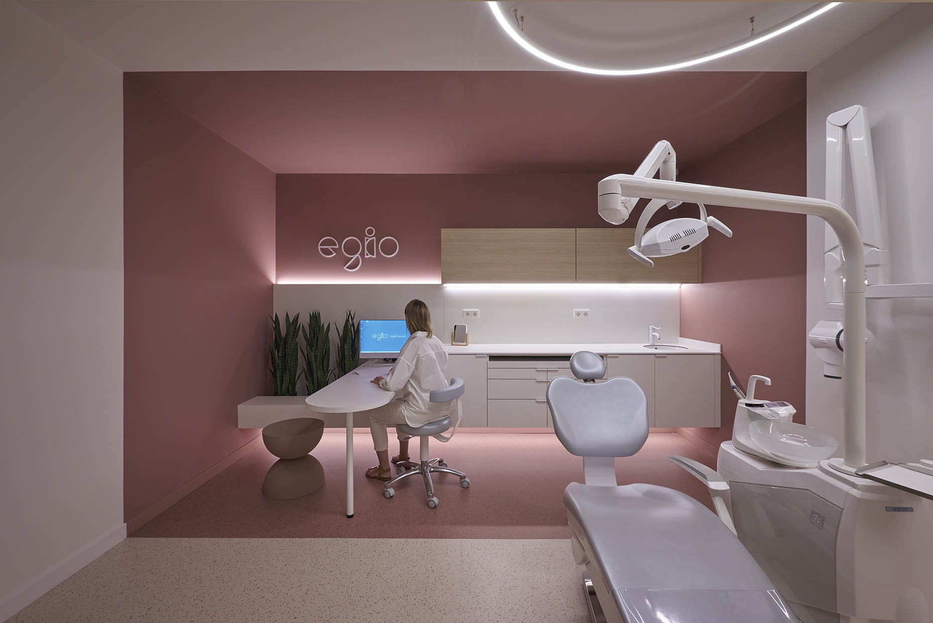Gabinete dental con mesa baja de atención