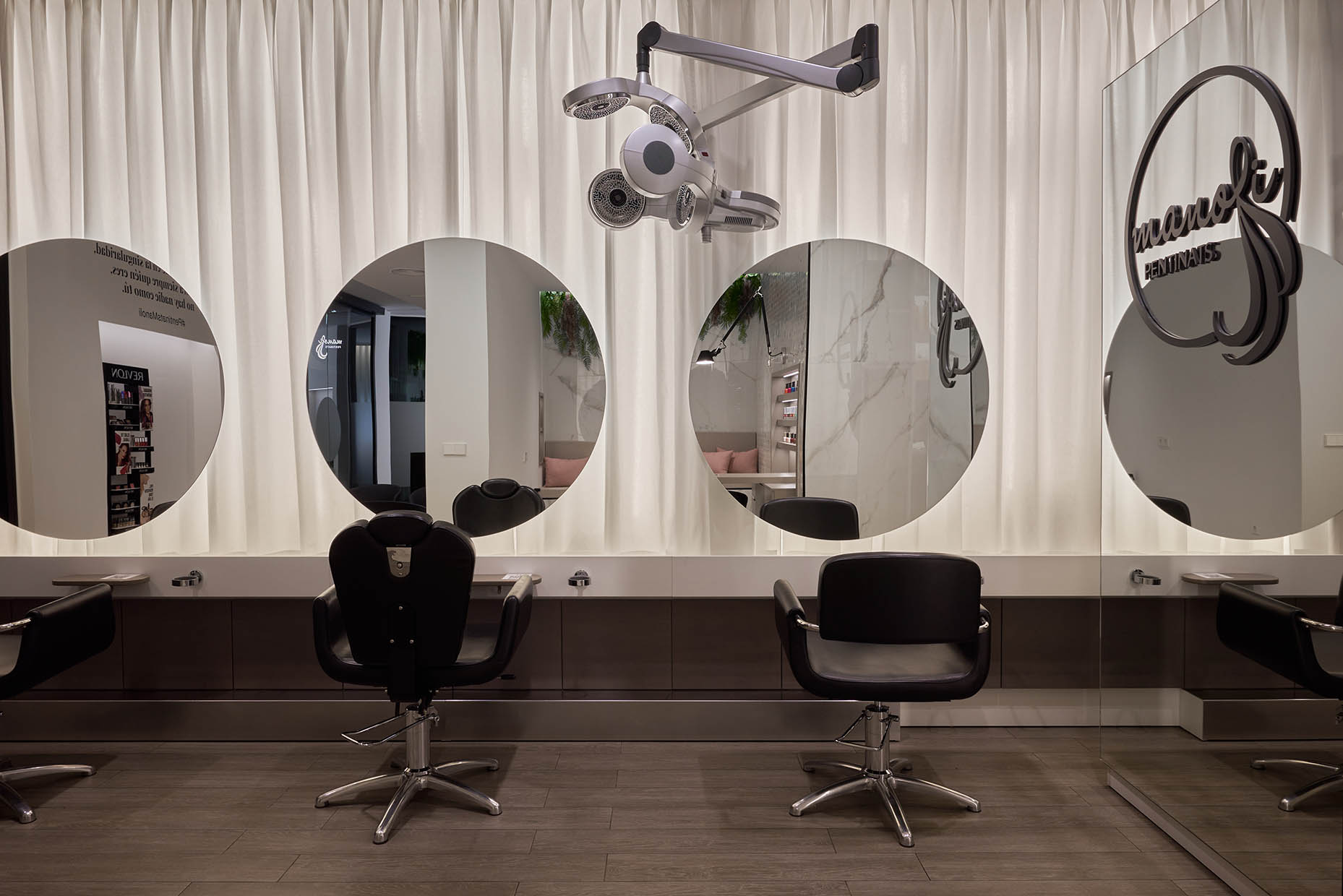 Diseño de centro de peluquería y estética, puestos de corte.