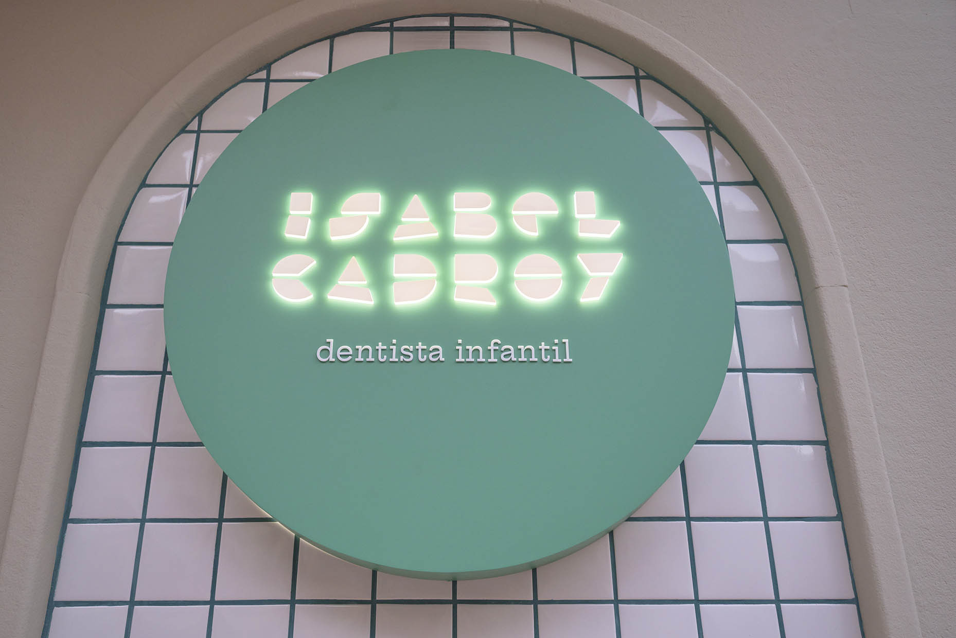 Logotipo corpóreo retroiluminado exterior de la clínica dental infantil Isabel Cadroy