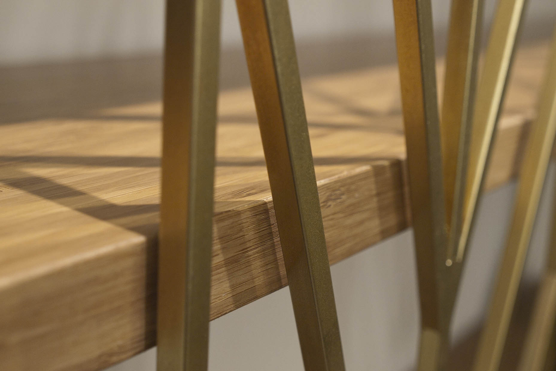 Detalle de estantería con acabados latón y madera