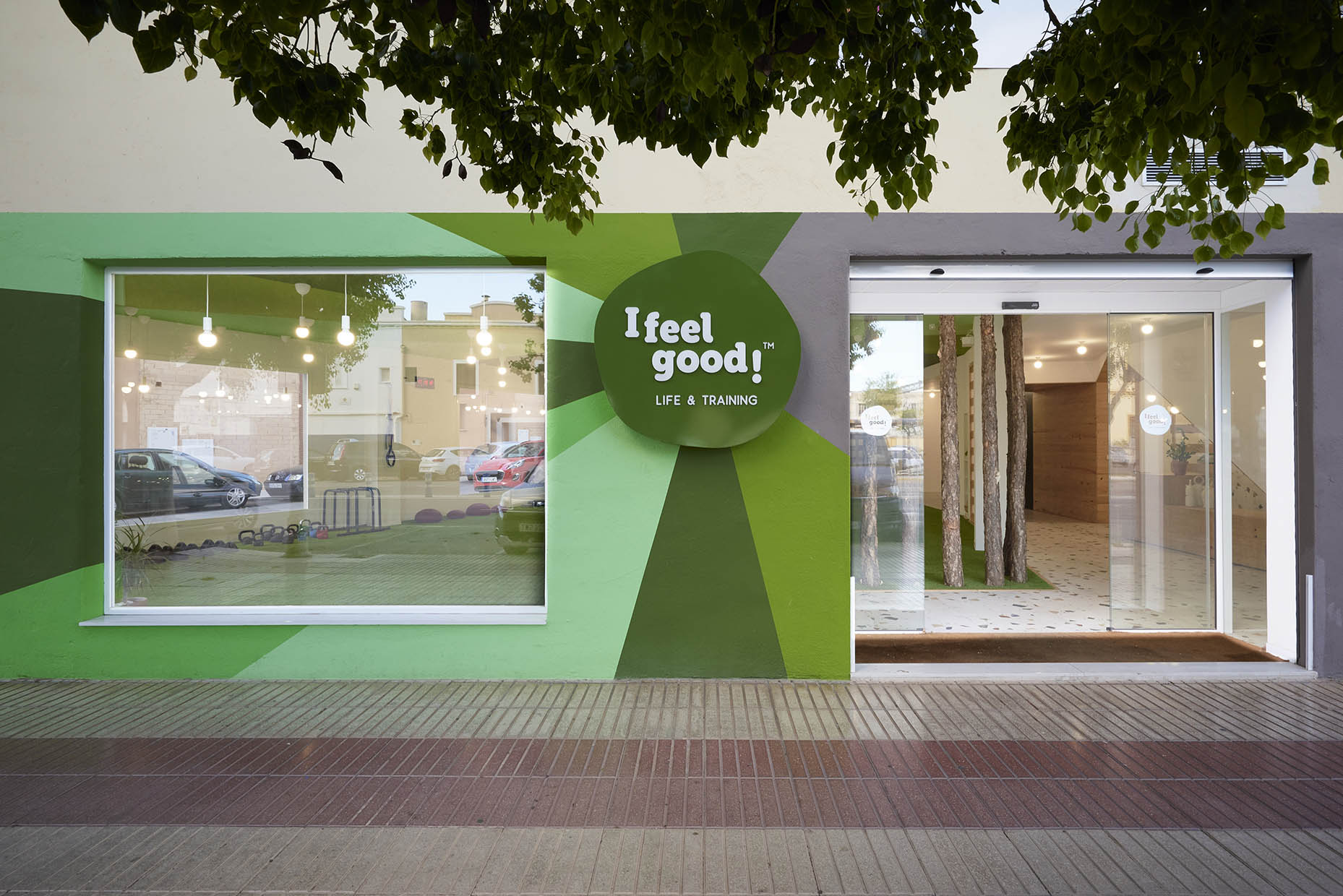 Fachada rotulada "I feel good"