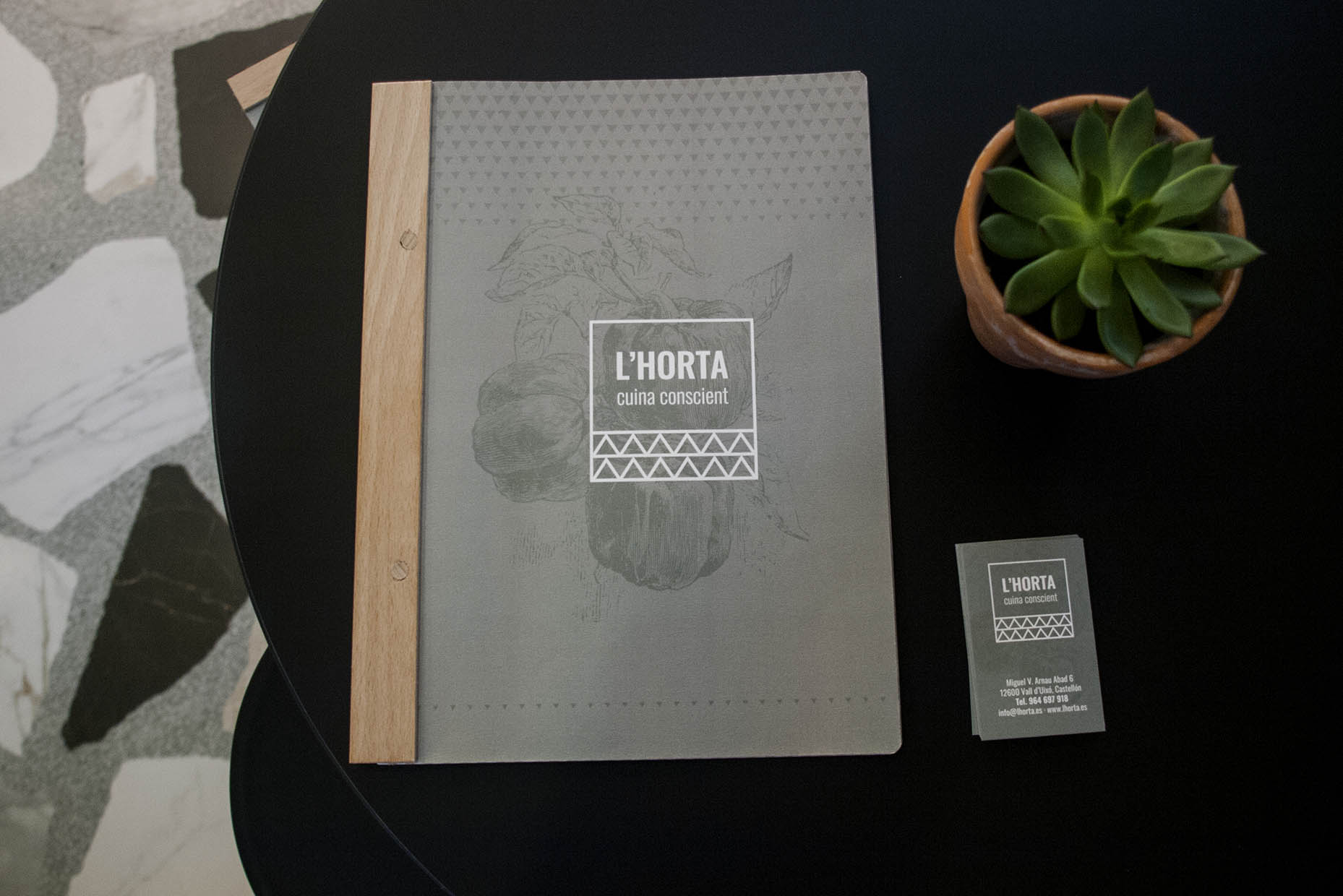 Carta sobre tablero oscuro