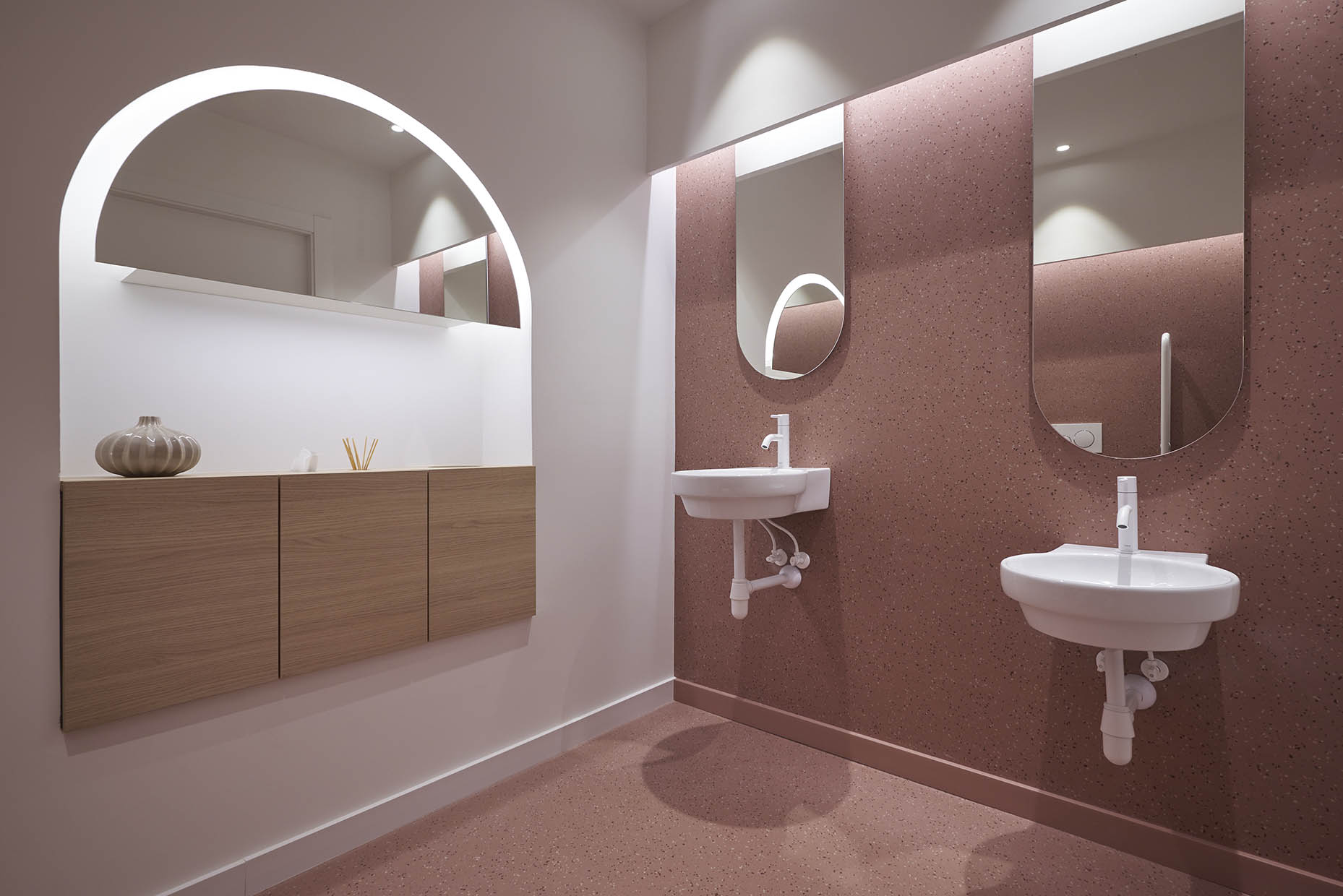 Diseño de baño para clínica dental, con lavabos en diferentes alturas para adultos y niños.