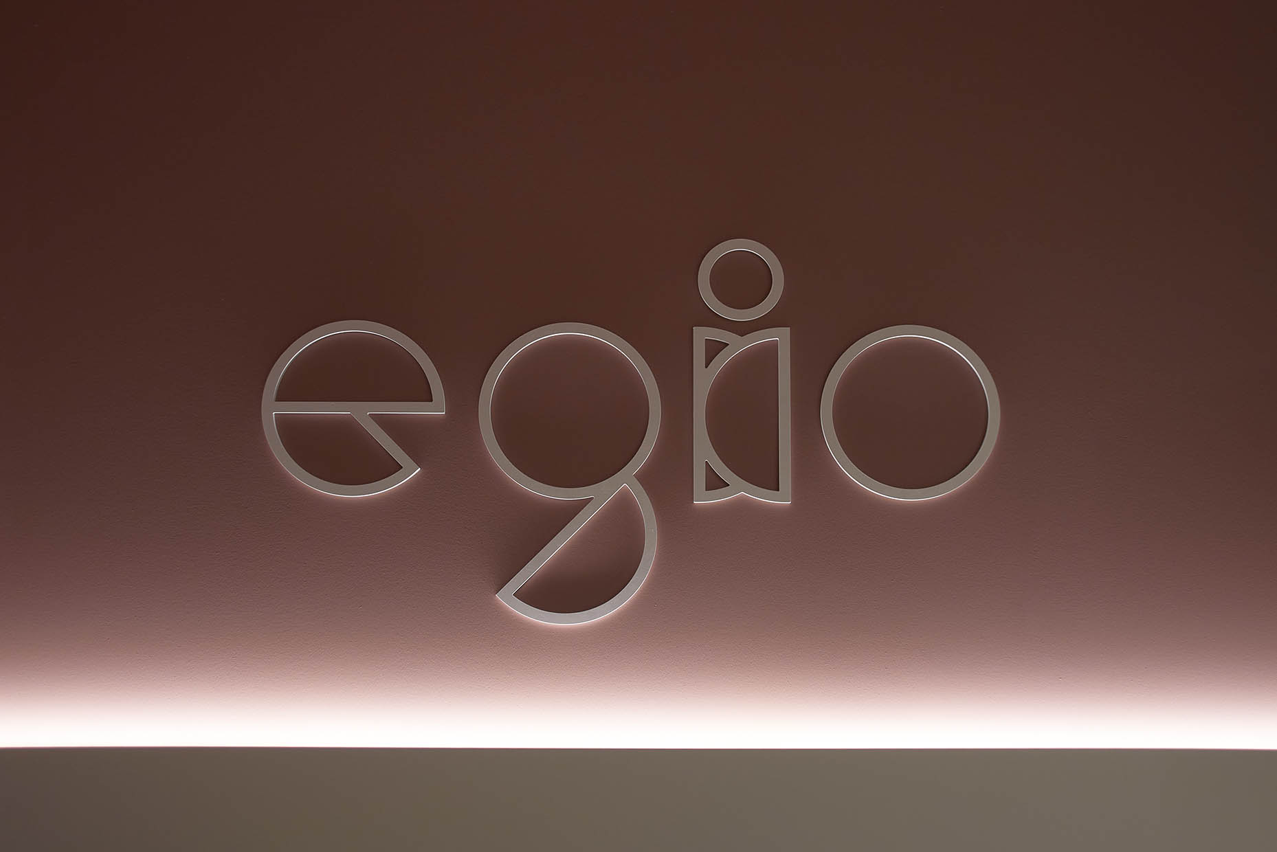 Diseño clínica odontopediatría Elisabeth Egio, Ortodoncia y Cuidado Dental.
Diseño logotipo y aplicaciones clínica.