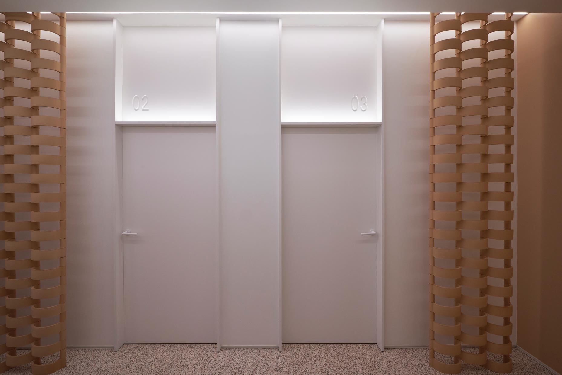 Puertas acceso a gabinetes podológicos