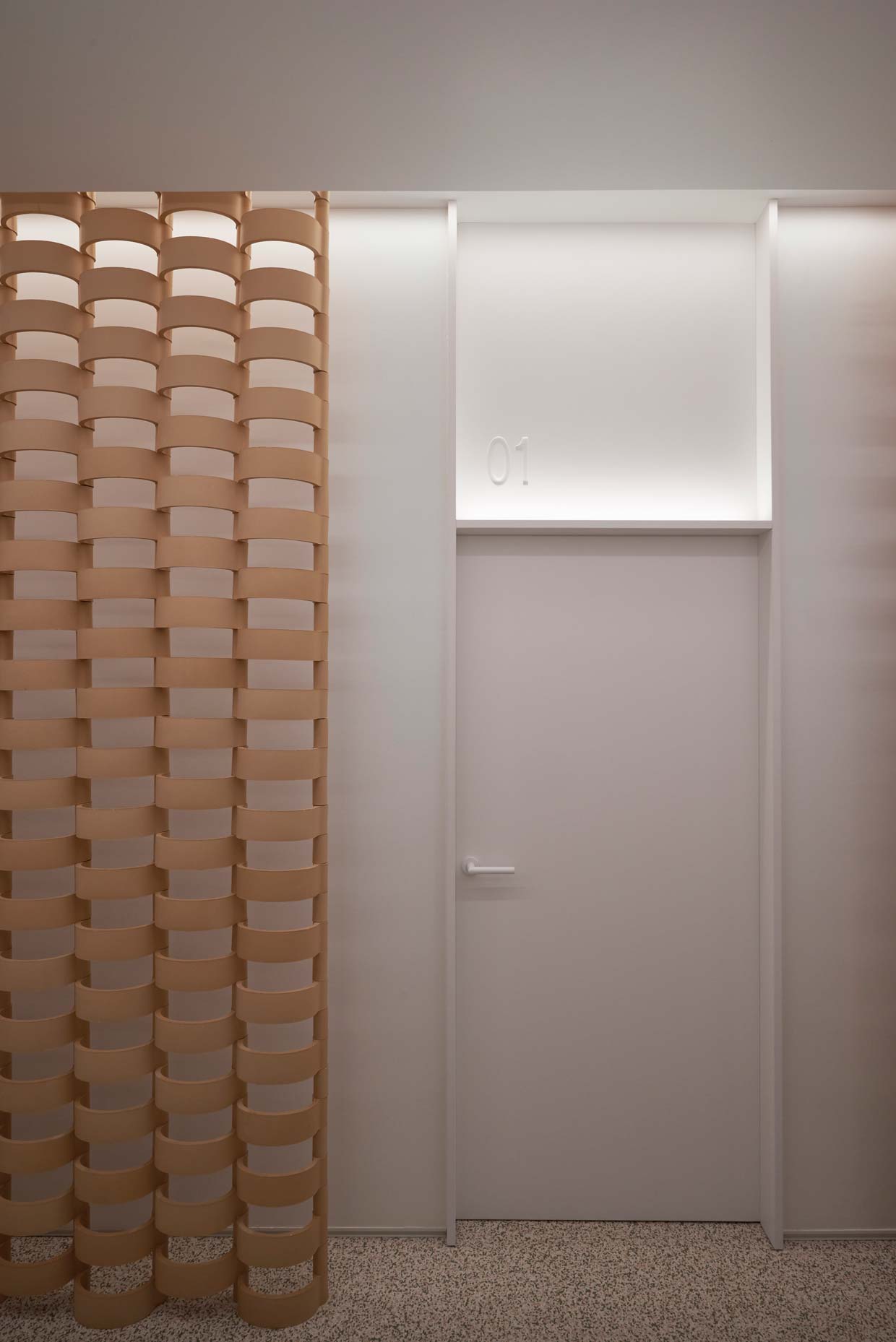 Diseño puerta acceso gabinete podológico con iluminación retroiluminada