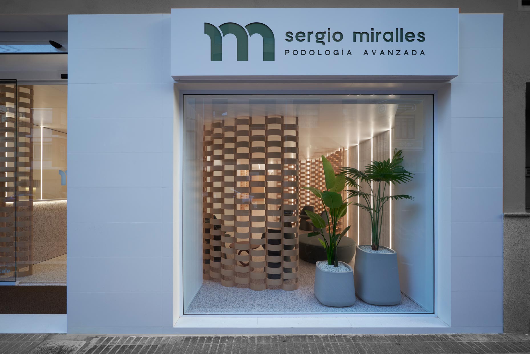 Escaparate clínica podológica, con separador realizado con celosías