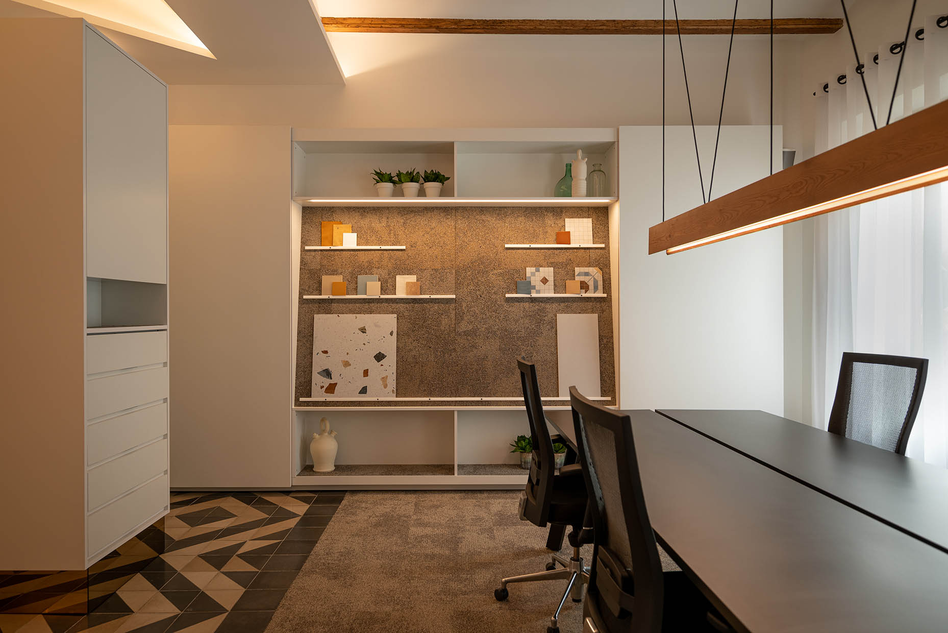 Especialistas en diseño de clínicas dentales y clínicas médicas. Interiorismo comercial, diseño restaurantes, diseño oficinas.
Proyectos globales de diseño interior e interiorismo, comunicación y diseño de marca.
Interiorismo Castellón. Interiorismo Valencia.