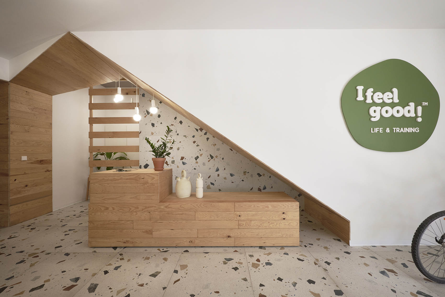 diseño mostrador gimnasio, diseño bioíilico mostrador