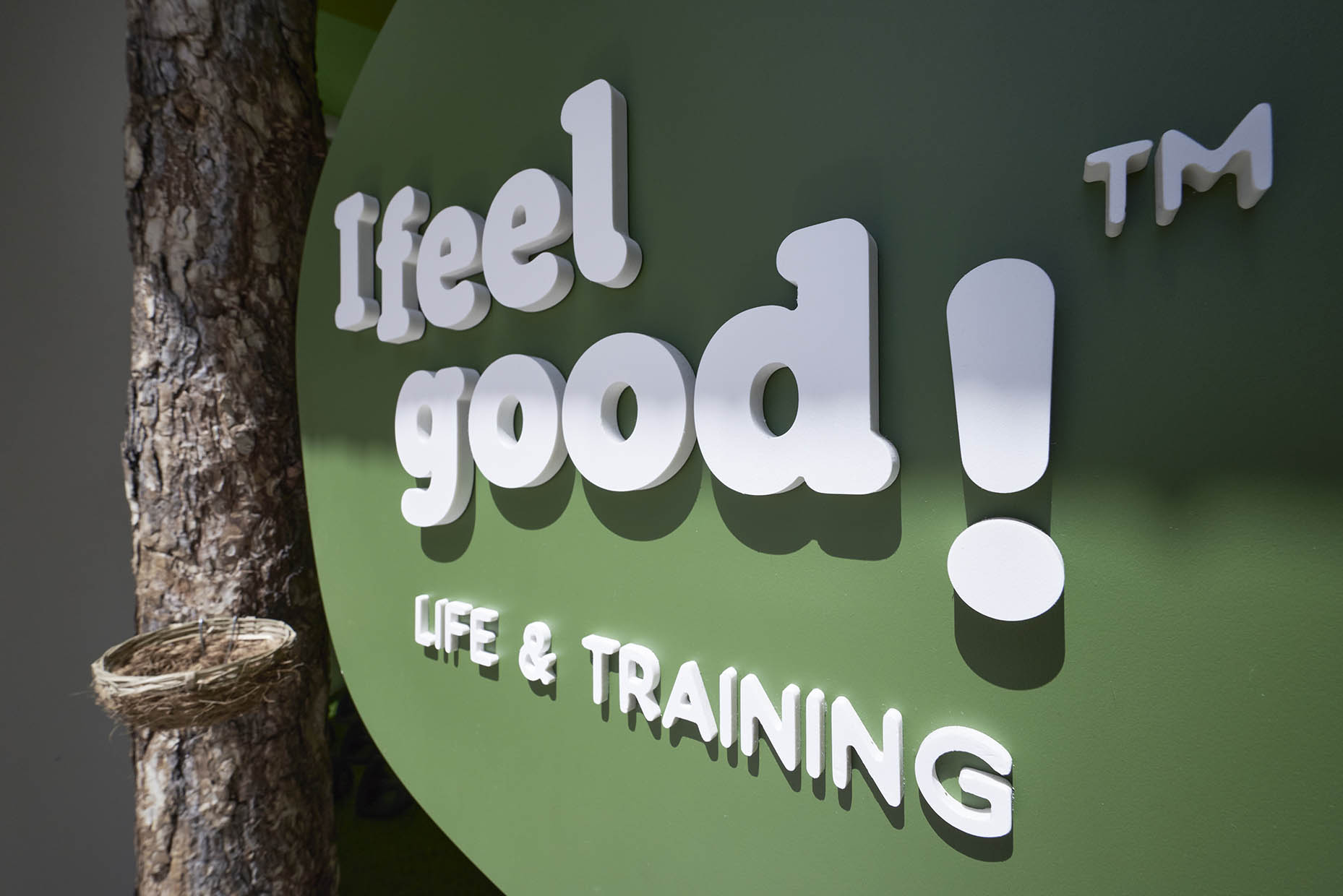 Logotipo corpóreo "I feel good" en escaparate.