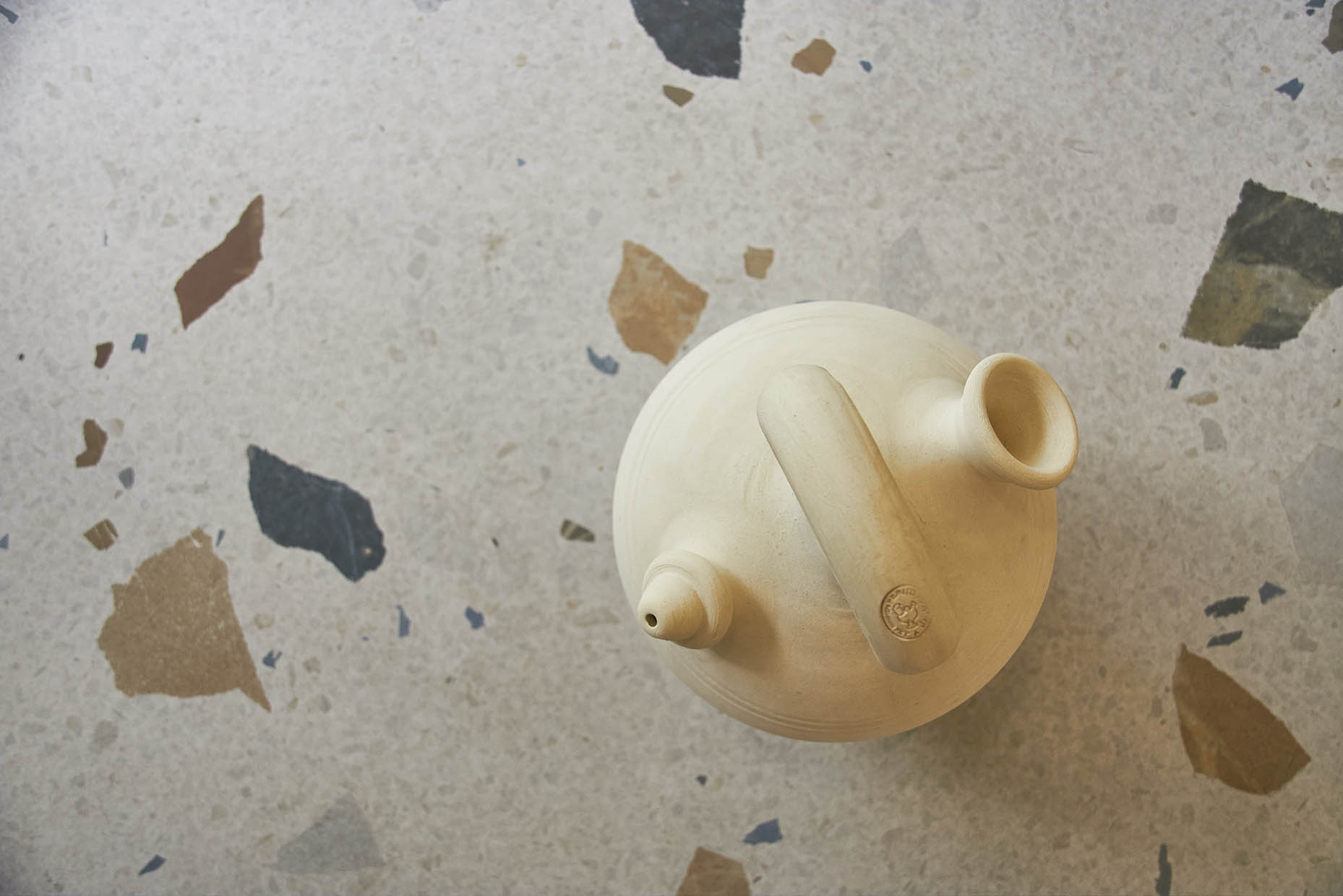 Detalle de botijo sobre suelo porcelánico.