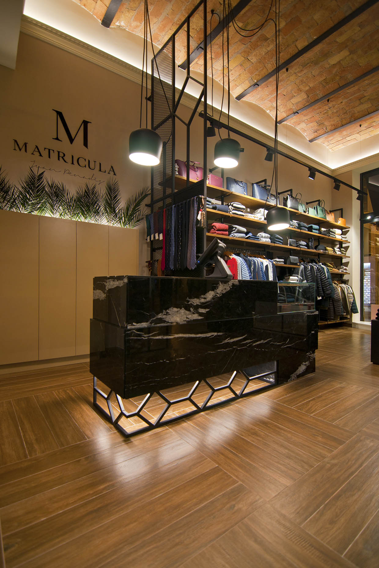 Diseño y reforma de tienda, mostrador mámol negro marquina