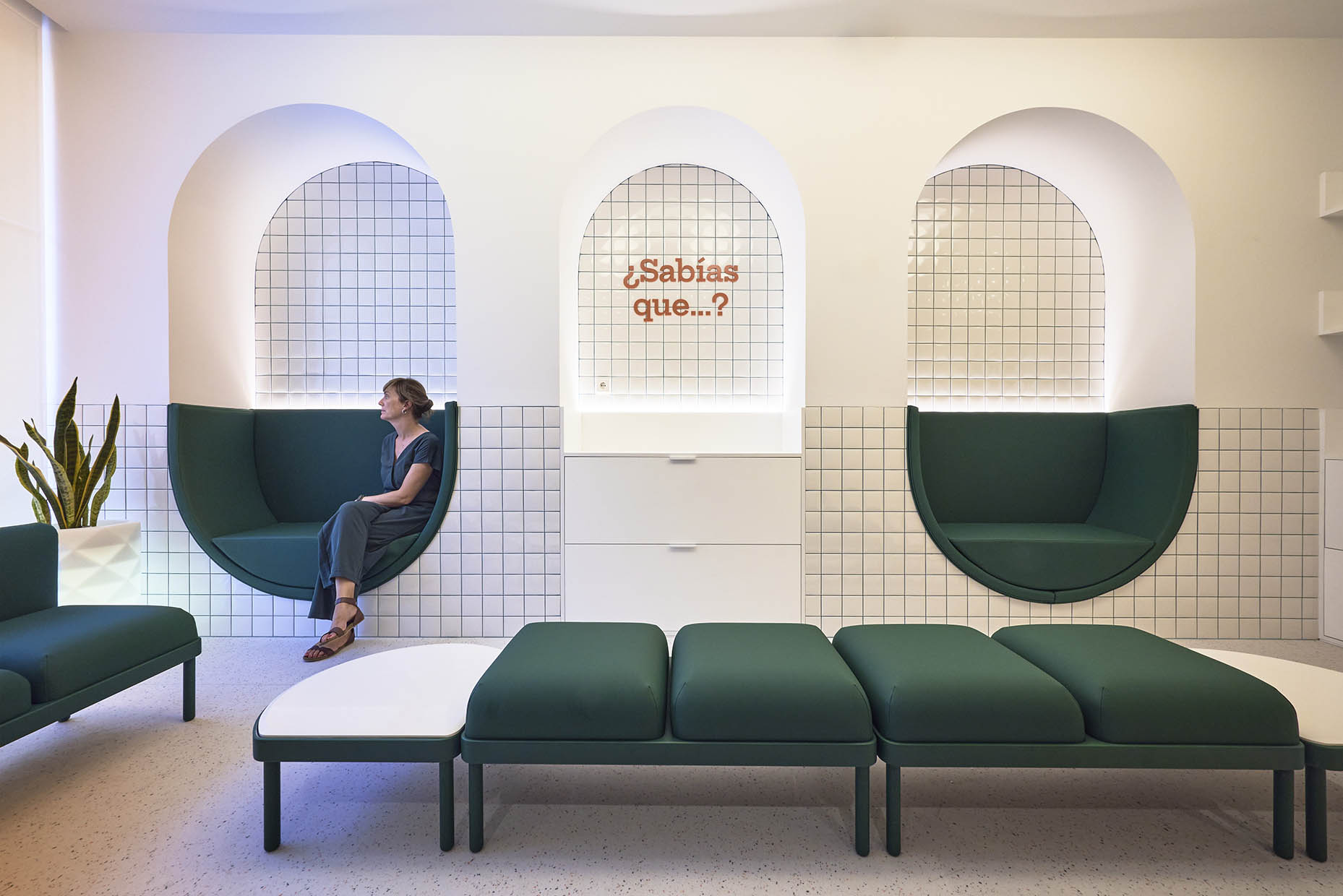 Especialistas en diseño de clínicas dentales y clínicas médicas. Interiorismo comercial, diseño restaurantes, diseño oficinas.
Proyectos globales de diseño interior e interiorismo, comunicación y diseño de marca.
