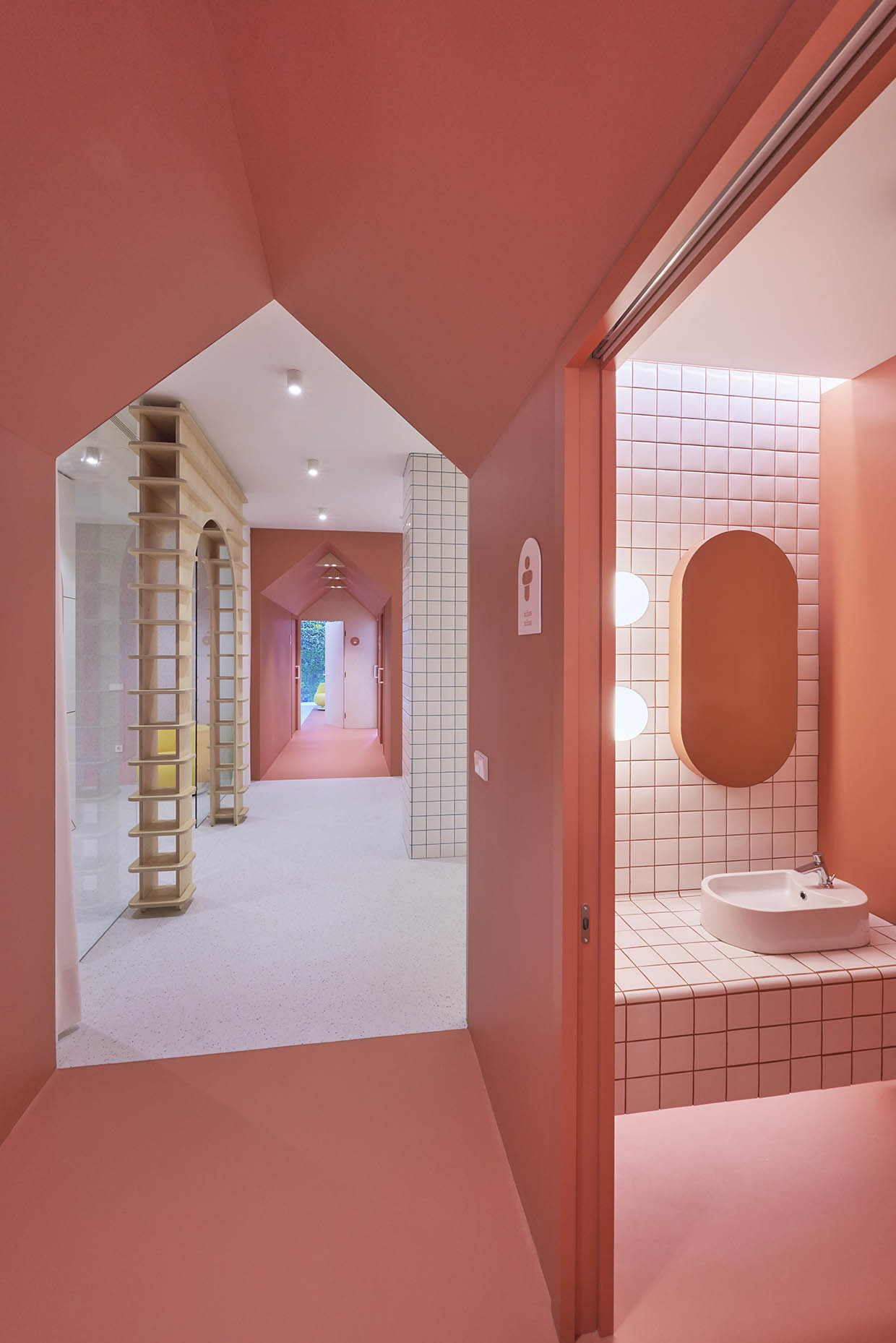 Especialistas en diseño de clínicas dentales y clínicas médicas. Interiorismo comercial, diseño restaurantes, diseño oficinas.
Proyectos globales de diseño interior e interiorismo, comunicación y diseño de marca.