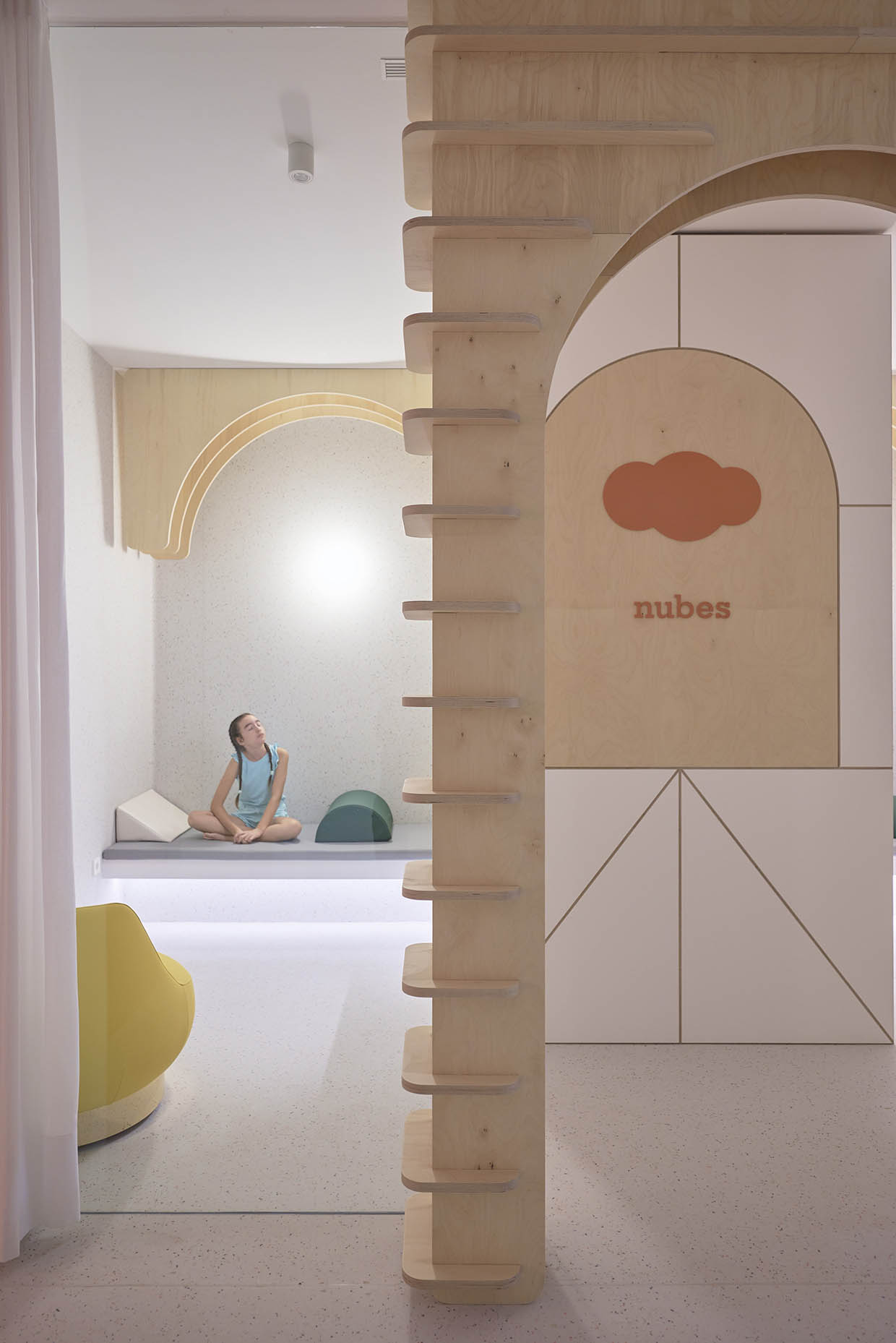 Especialistas en diseño de clínicas dentales y clínicas médicas. Interiorismo comercial, diseño restaurantes, diseño oficinas.
Proyectos globales de diseño interior e interiorismo, comunicación y diseño de marca.
