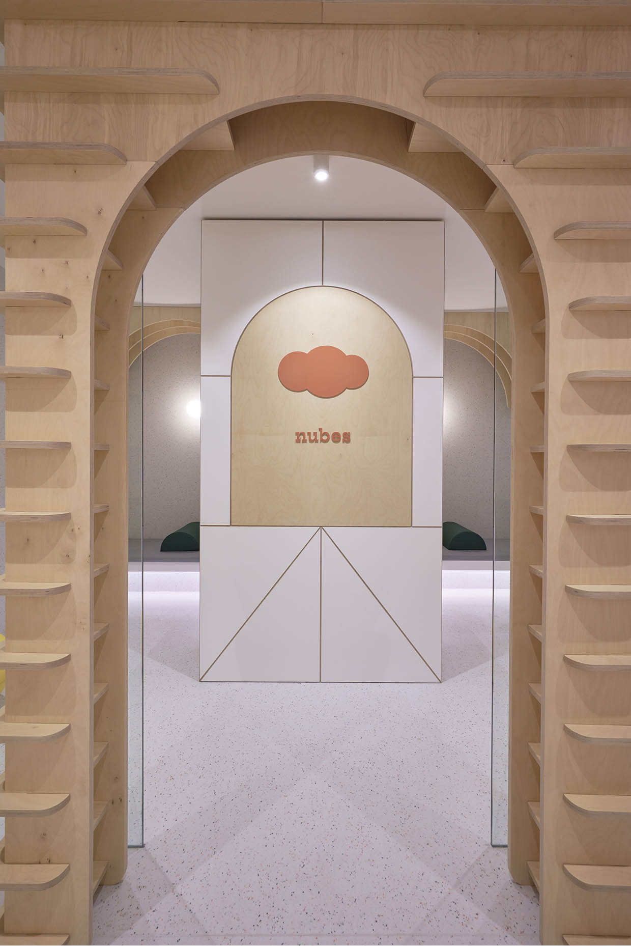 Especialistas en diseño de clínicas dentales y clínicas médicas. Interiorismo comercial, diseño restaurantes, diseño oficinas.
Proyectos globales de diseño interior e interiorismo, comunicación y diseño de marca.