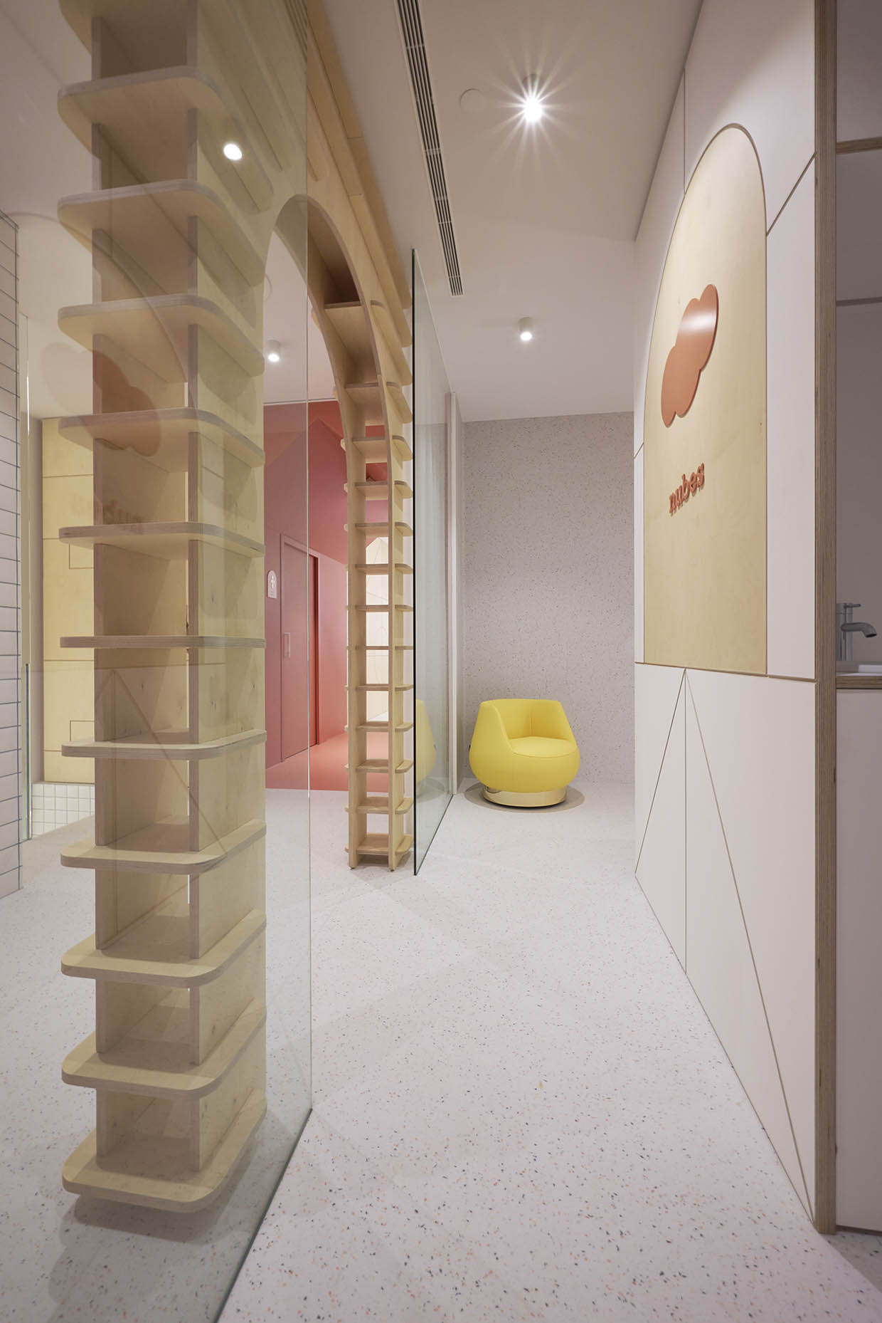 Especialistas en diseño de clínicas dentales y clínicas médicas. Interiorismo comercial, diseño restaurantes, diseño oficinas.
Proyectos globales de diseño interior e interiorismo, comunicación y diseño de marca.