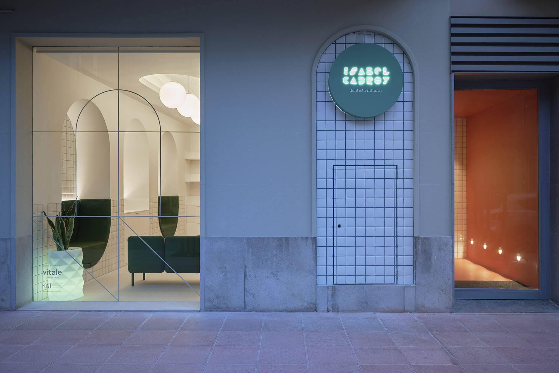Especialistas en diseño de clínicas dentales y clínicas médicas. Interiorismo comercial, diseño restaurantes, diseño oficinas.
Proyectos globales de diseño interior e interiorismo, comunicación y diseño de marca.