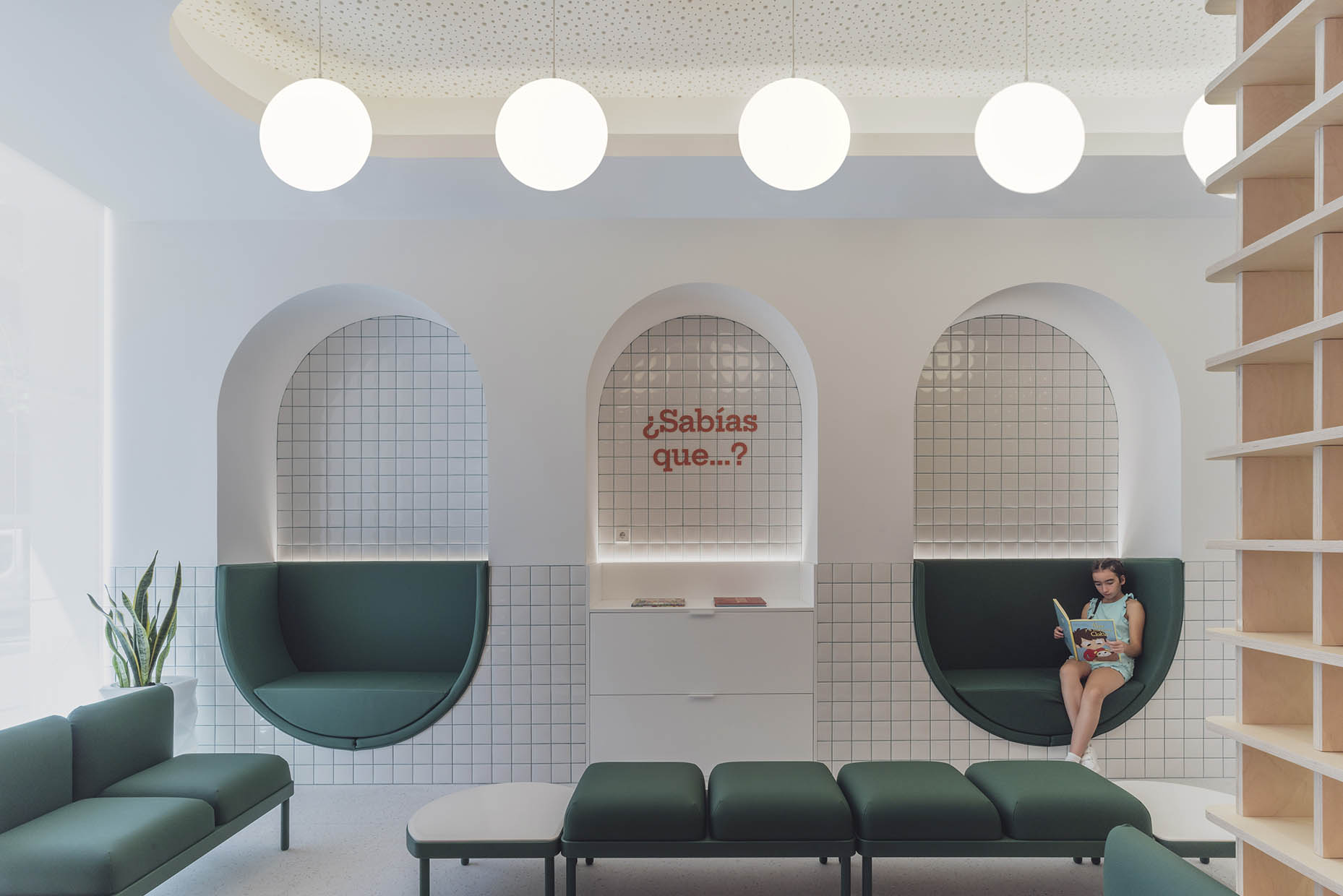 Especialistas en diseño de clínicas dentales y clínicas médicas. Interiorismo comercial, diseño restaurantes, diseño oficinas.
Proyectos globales de diseño interior e interiorismo, comunicación y diseño de marca.