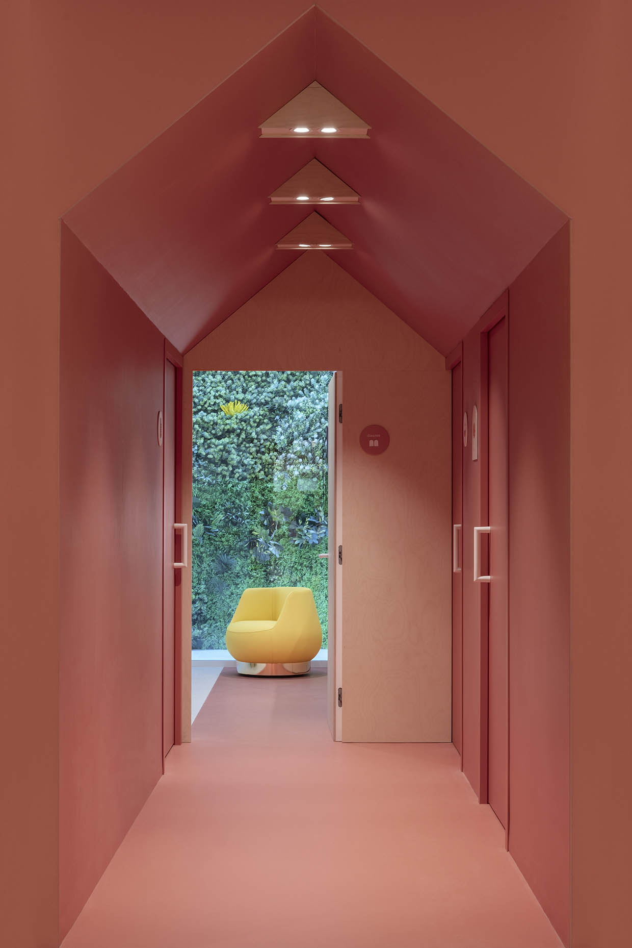 Especialistas en diseño de clínicas dentales y clínicas médicas. Interiorismo comercial, diseño restaurantes, diseño oficinas.
Proyectos globales de diseño interior e interiorismo, comunicación y diseño de marca.