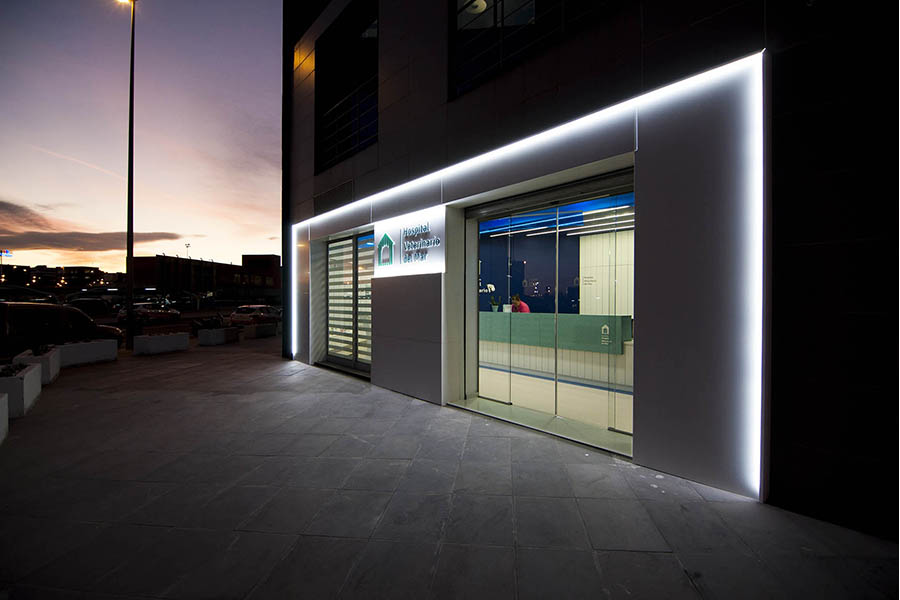 Diseño fachada hospital veterinario