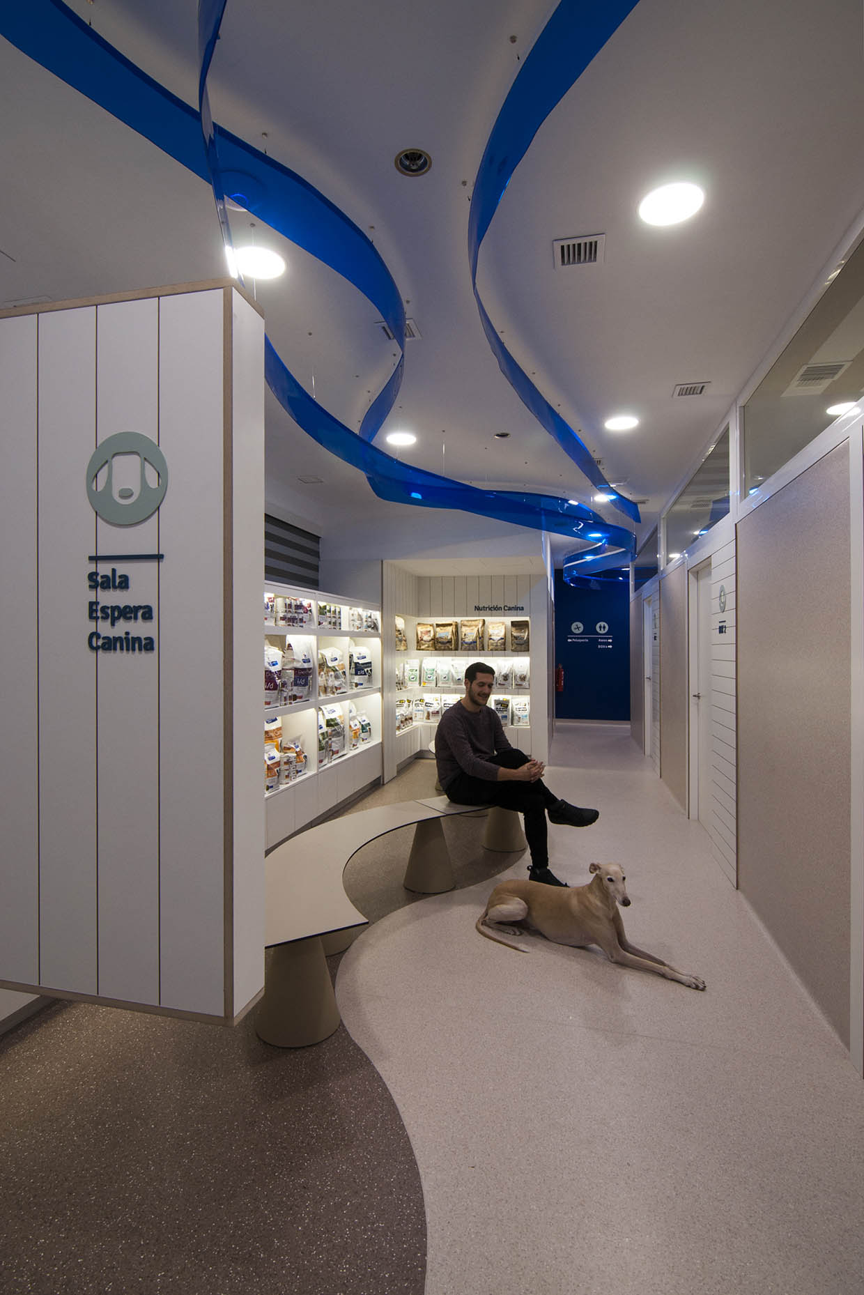 Diseño zona espera hospital veterinario