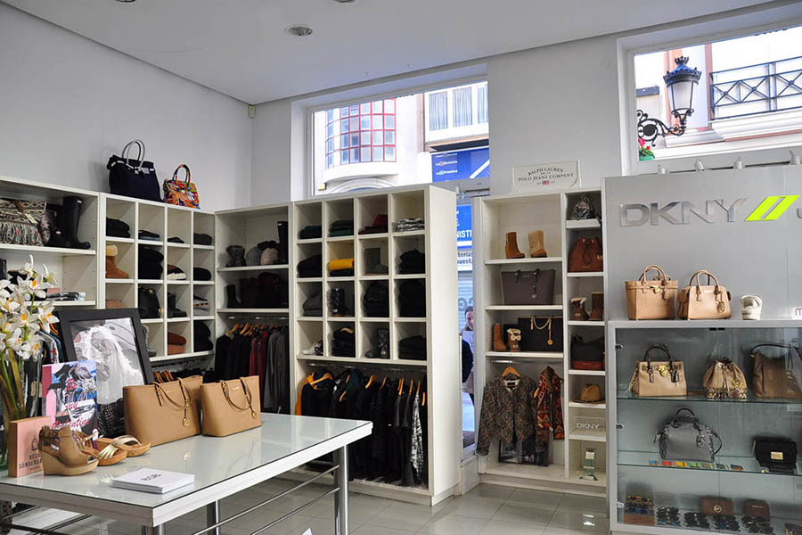 Especialistas en diseño tiendas y escaparatismo. Interiorismo comercial, diseño restaurantes, diseño oficinas.  Creamos negocios diferentes, competitivos y únicos. Proyectos globales de interiorismo, comunicación y diseño de marca.