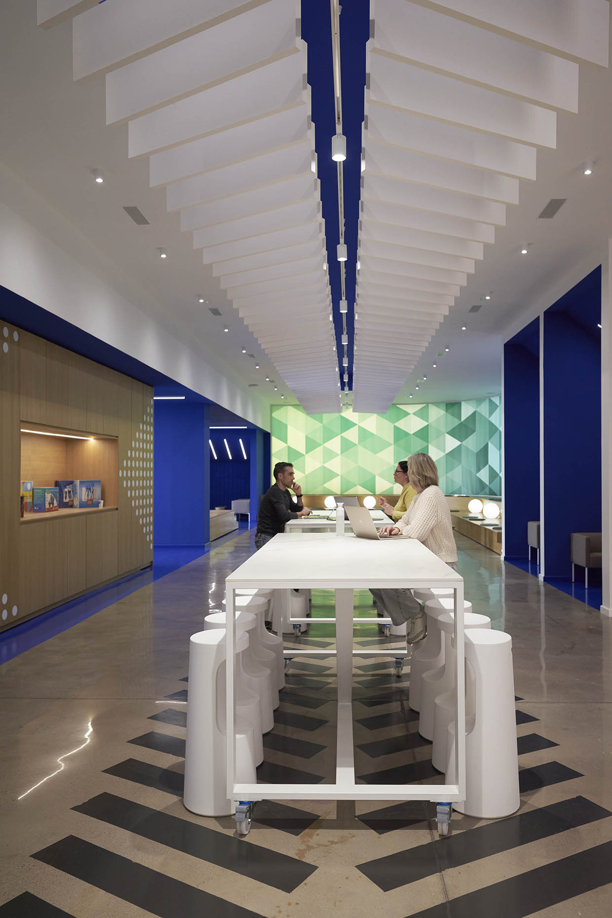 Zona central del foro de las oficinas Efi Cretaprint
