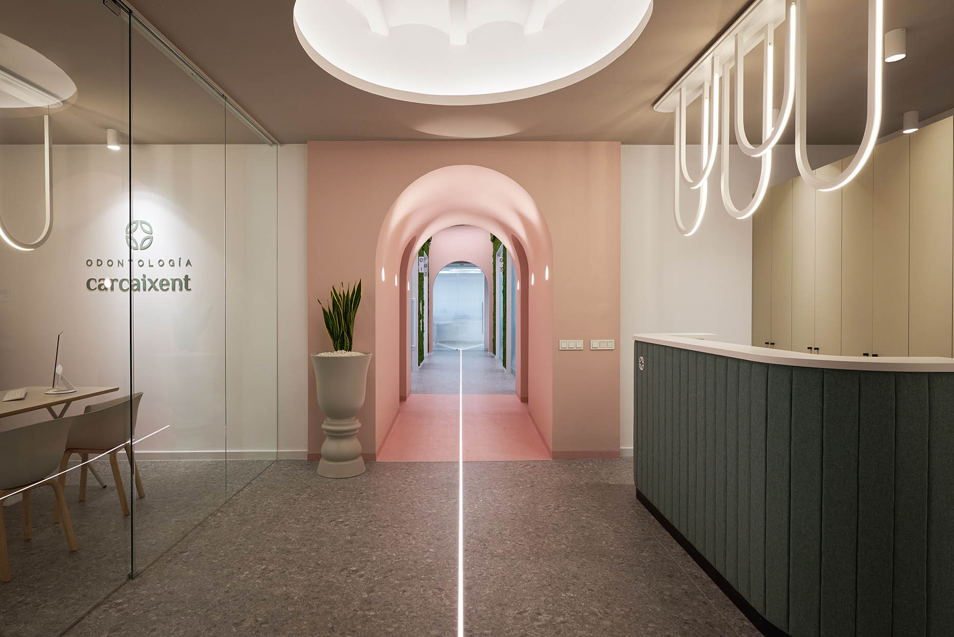 Hall acceso a la zona de gabinetes dentales y recepción clínica