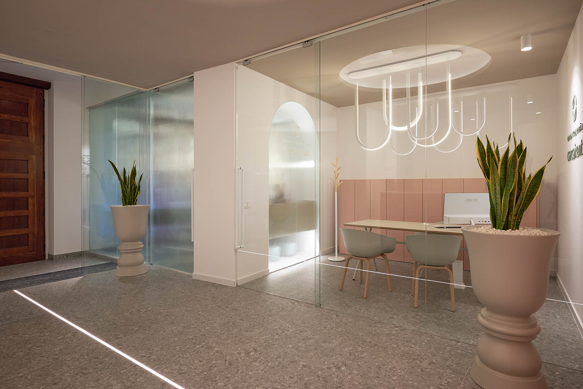 Especialistas en diseño de clínicas dentales y clínicas médicas.
Proyectos globales de diseño interior e interiorismo, comunicación y diseño de marca.
Interiorismo Valencia.