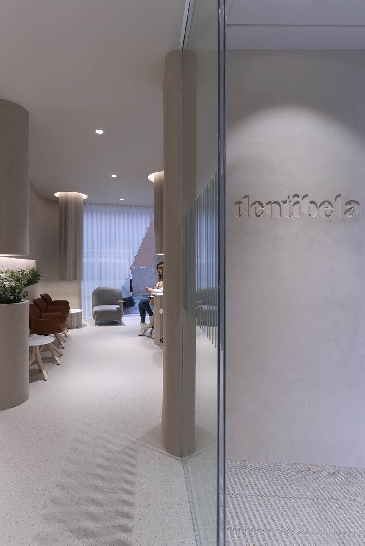 Diseño zona espera y hall entrada clínica dental