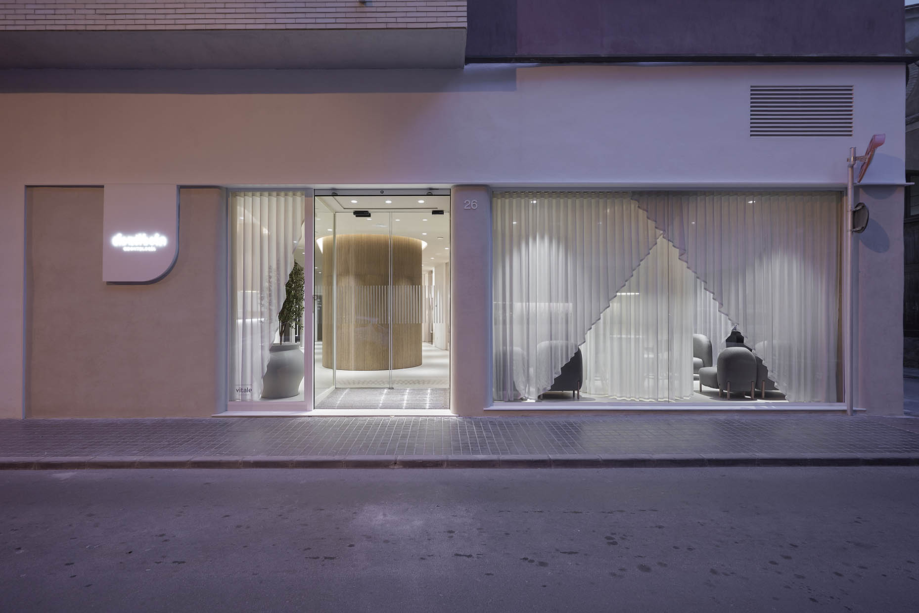 Fachada con iluminación nocturna, Clínica Dentibela.