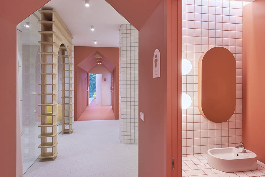 Especialistas en diseño de clínicas dentales y clínicas médicas. Interiorismo comercial, diseño restaurantes, diseño oficinas.
Proyectos globales de diseño interior e interiorismo, comunicación y diseño de marca.