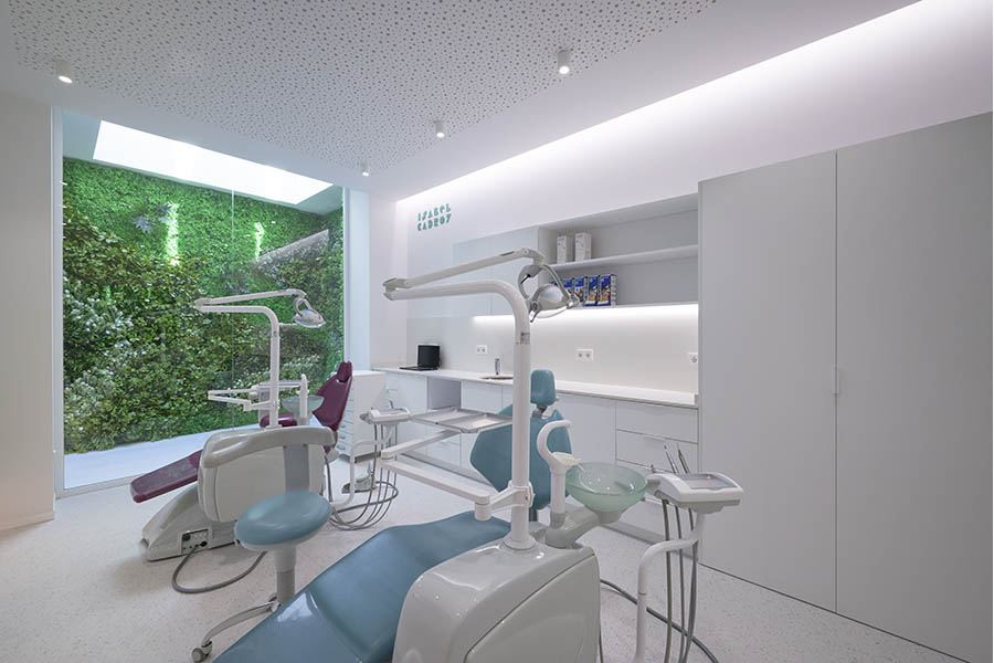 Especialistas en diseño de clínicas dentales y clínicas médicas. Interiorismo comercial, diseño restaurantes, diseño oficinas.
Proyectos globales de diseño interior e interiorismo, comunicación y diseño de marca.