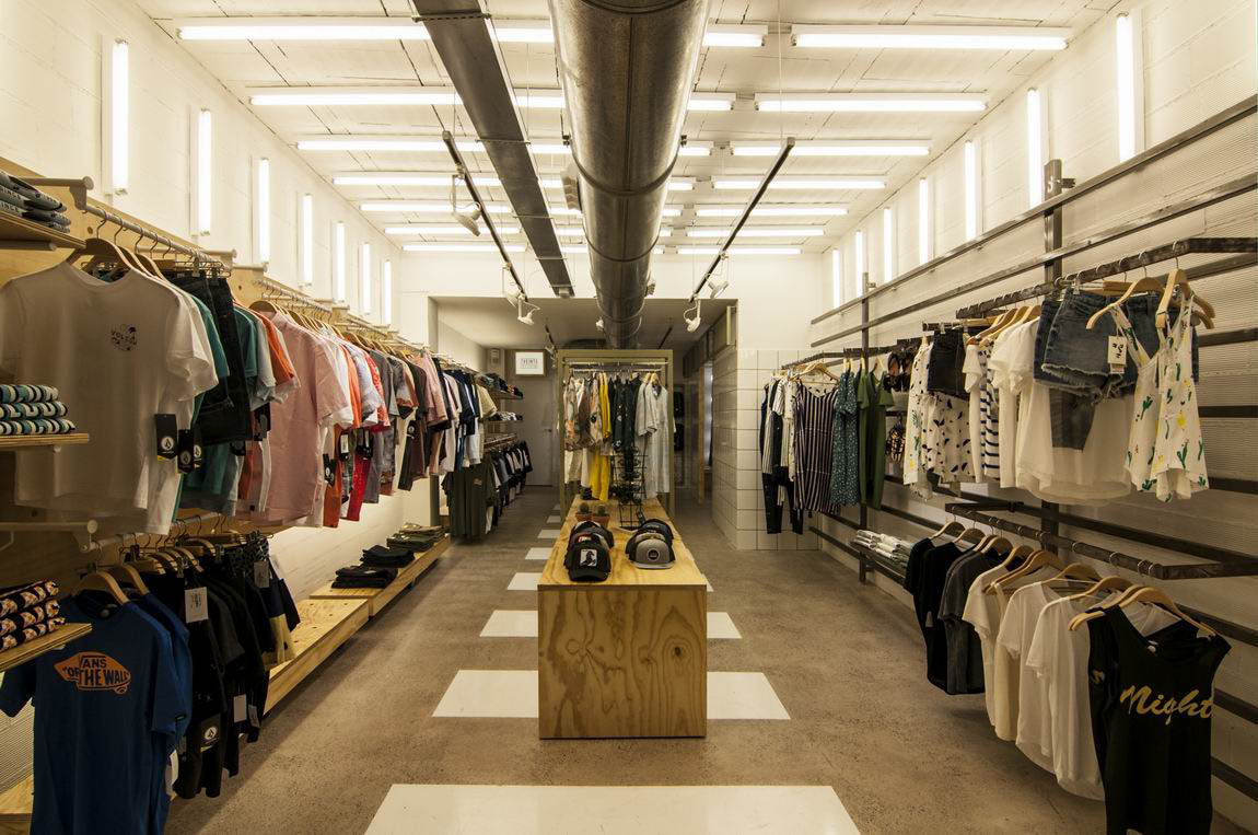 Interiorismo y reforma de tienda de moda, zona exposición producto