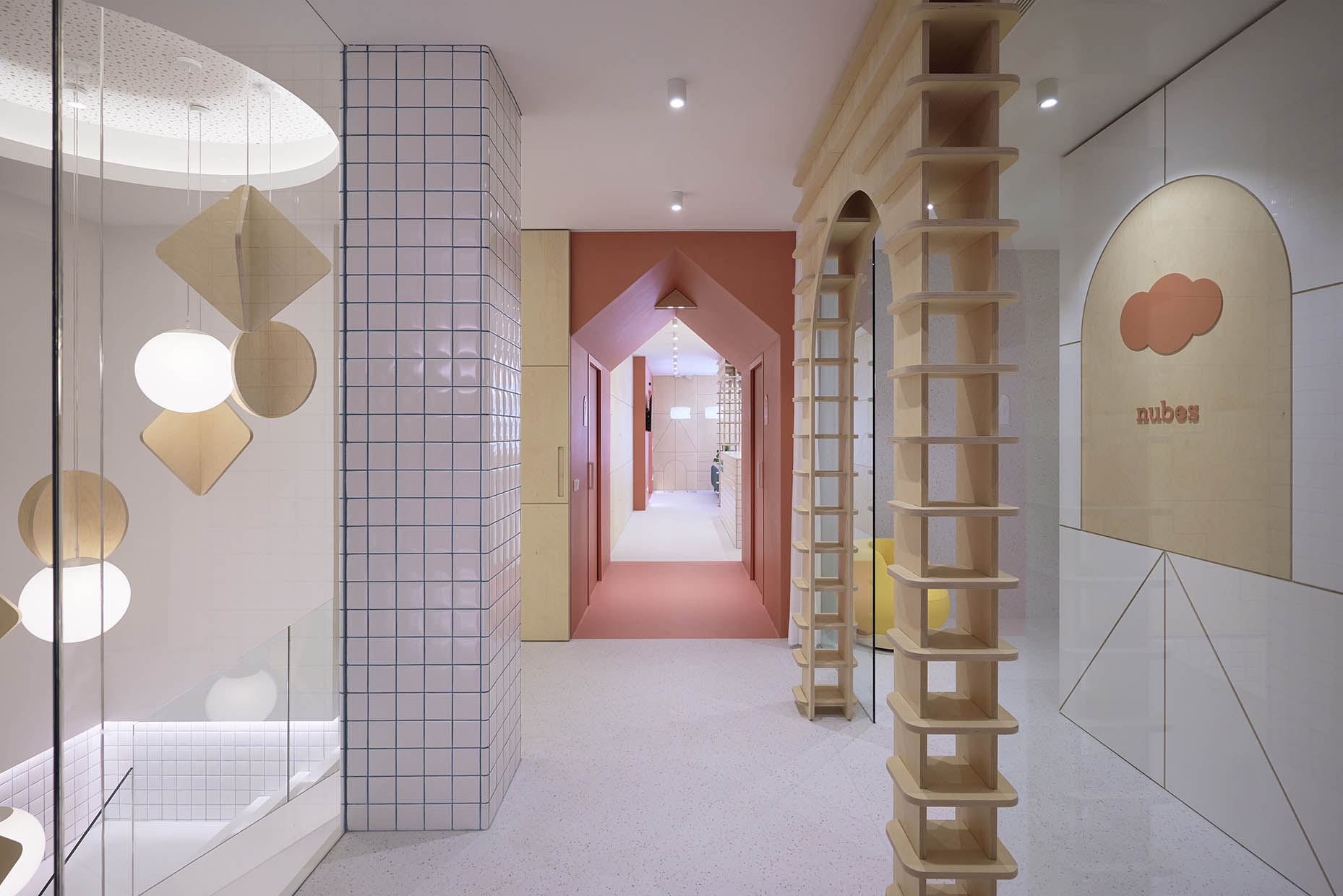 Pasillo de circulación de clínica dental infantil Isabel Cadroy
