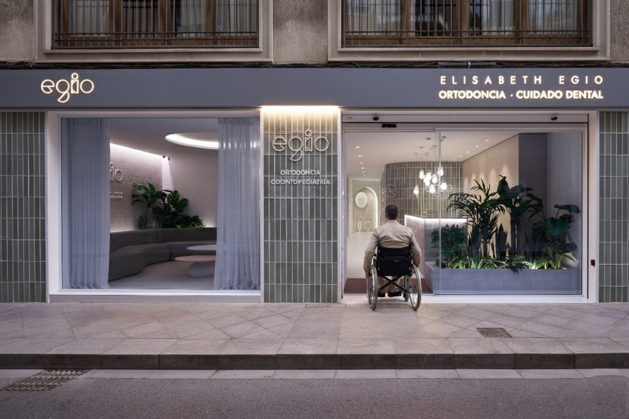 Fachada con entrada accesible para discapacitados