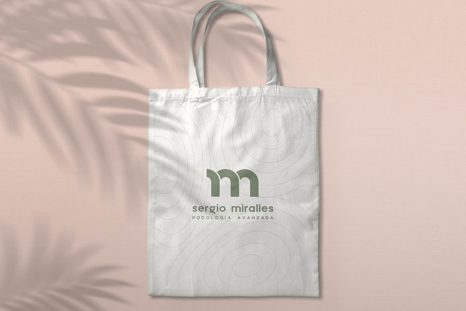Aplicación de la marca Sergio Miralles en bolsa de tela