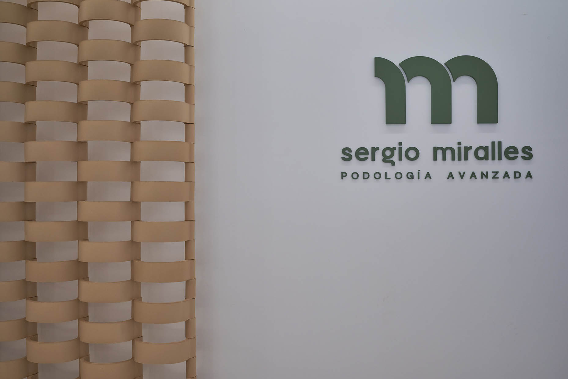 Aplicación de la marca Sergio Miralles en pared, Logotipo corpóreo.
